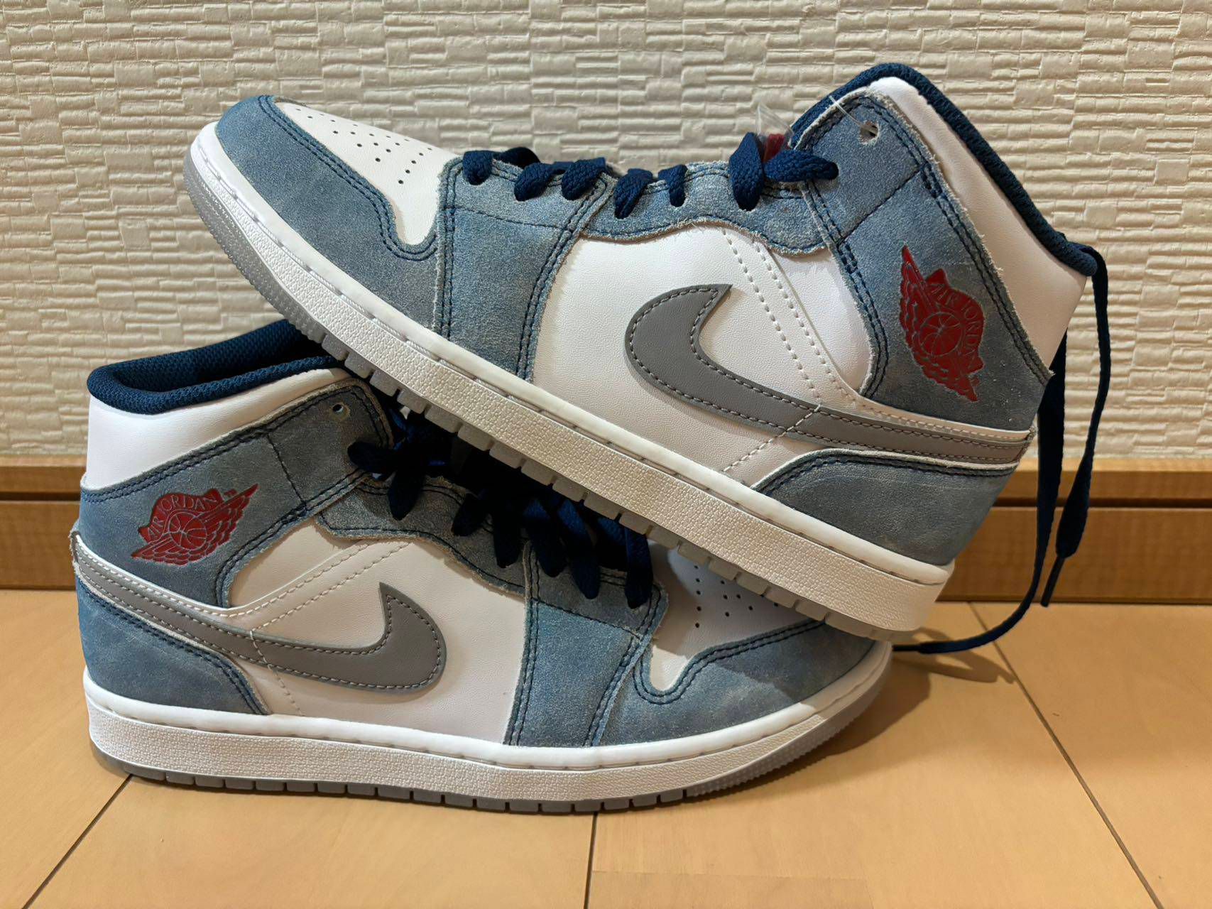 Nike Air Jordan 1 Mid SE "White/Hyper Royal/Red"