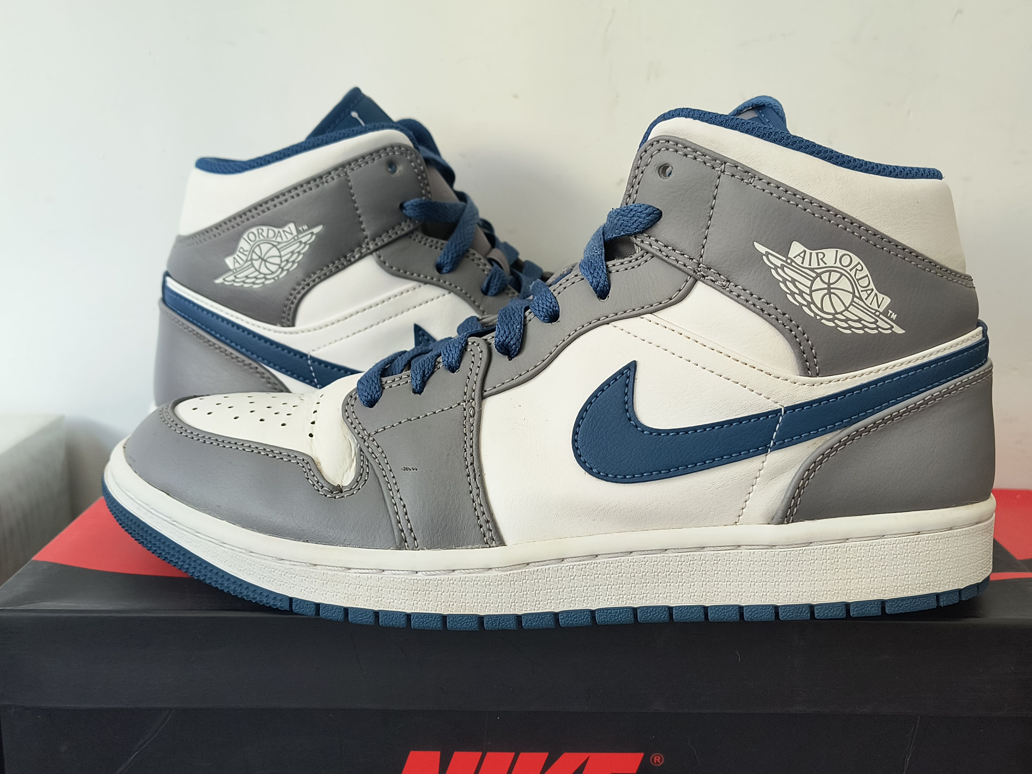 Nike Air Jordan 1 Mid "True Blue"