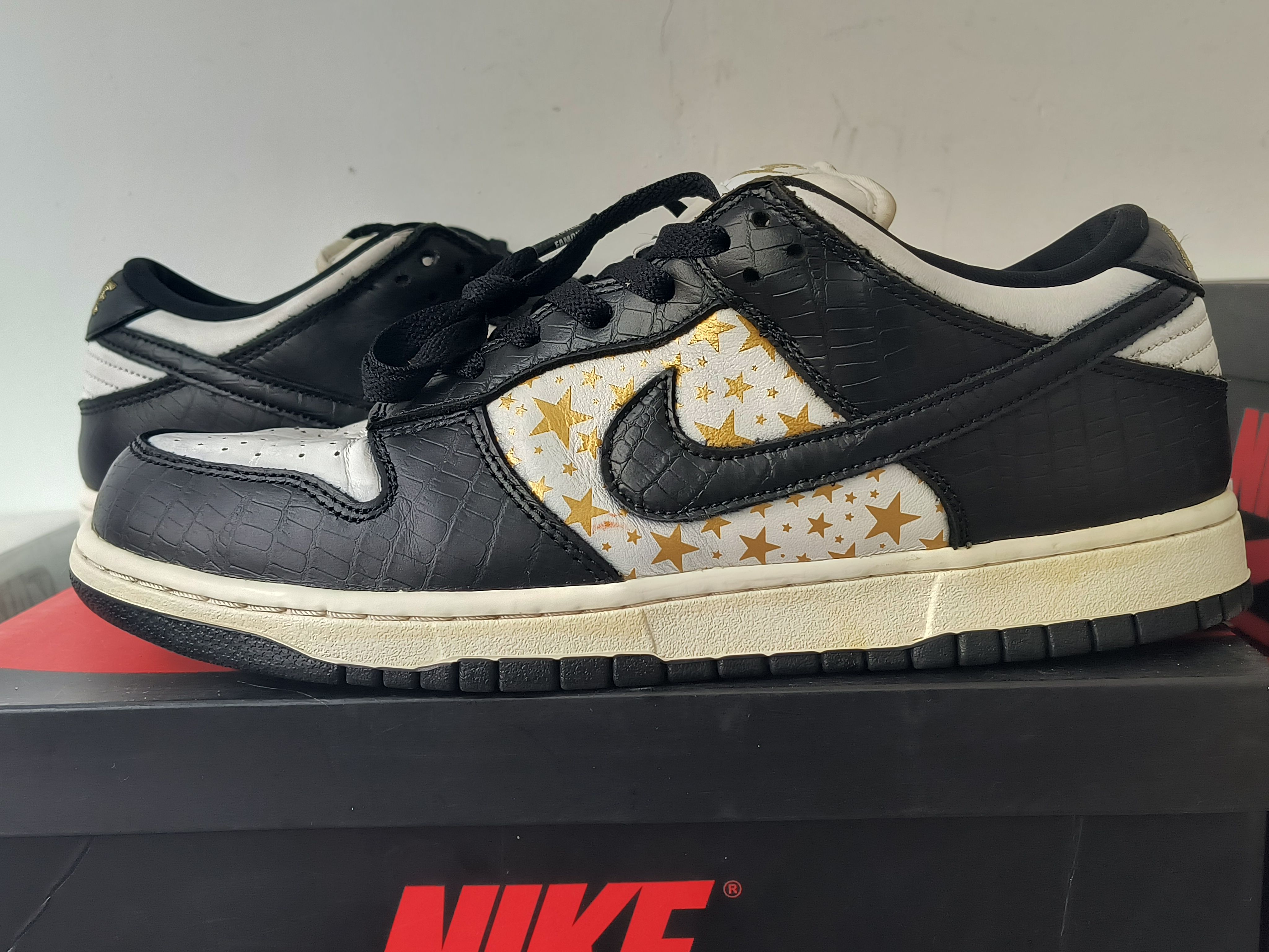 Supreme × Nike SB Dunk Low OG QS Gold Stars "White/Black"