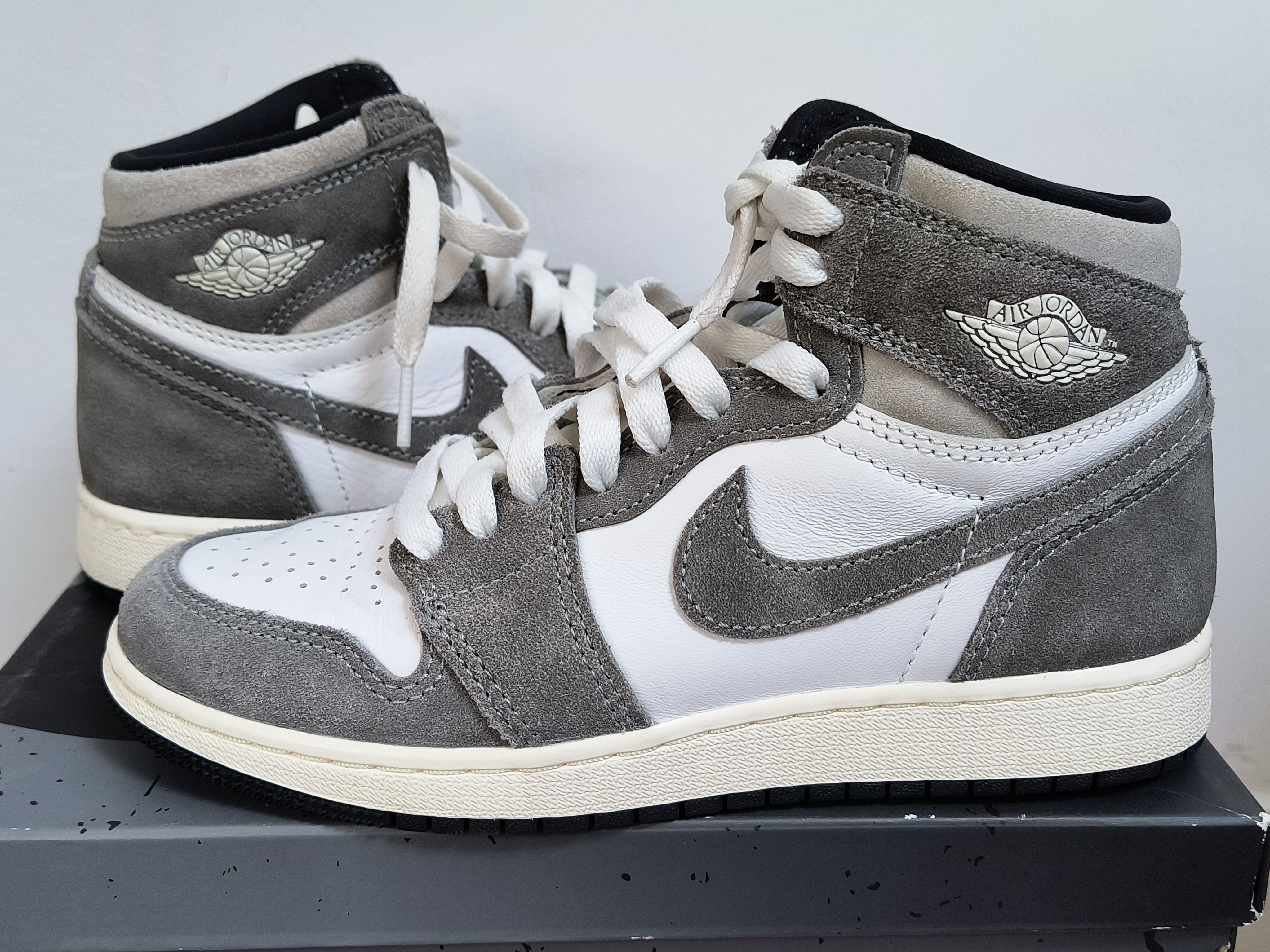 Nike GS Air Jordan 1 Retro High OG "Black and Smoke Grey"