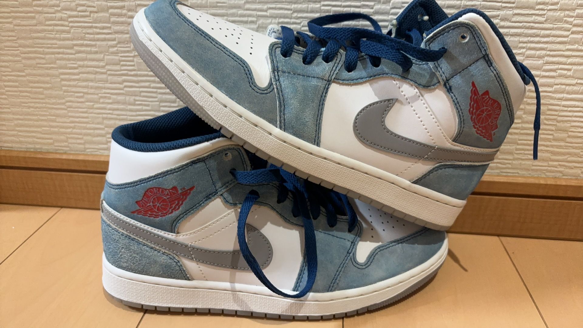 Nike Air Jordan 1 Mid SE "White/Hyper Royal/Red"