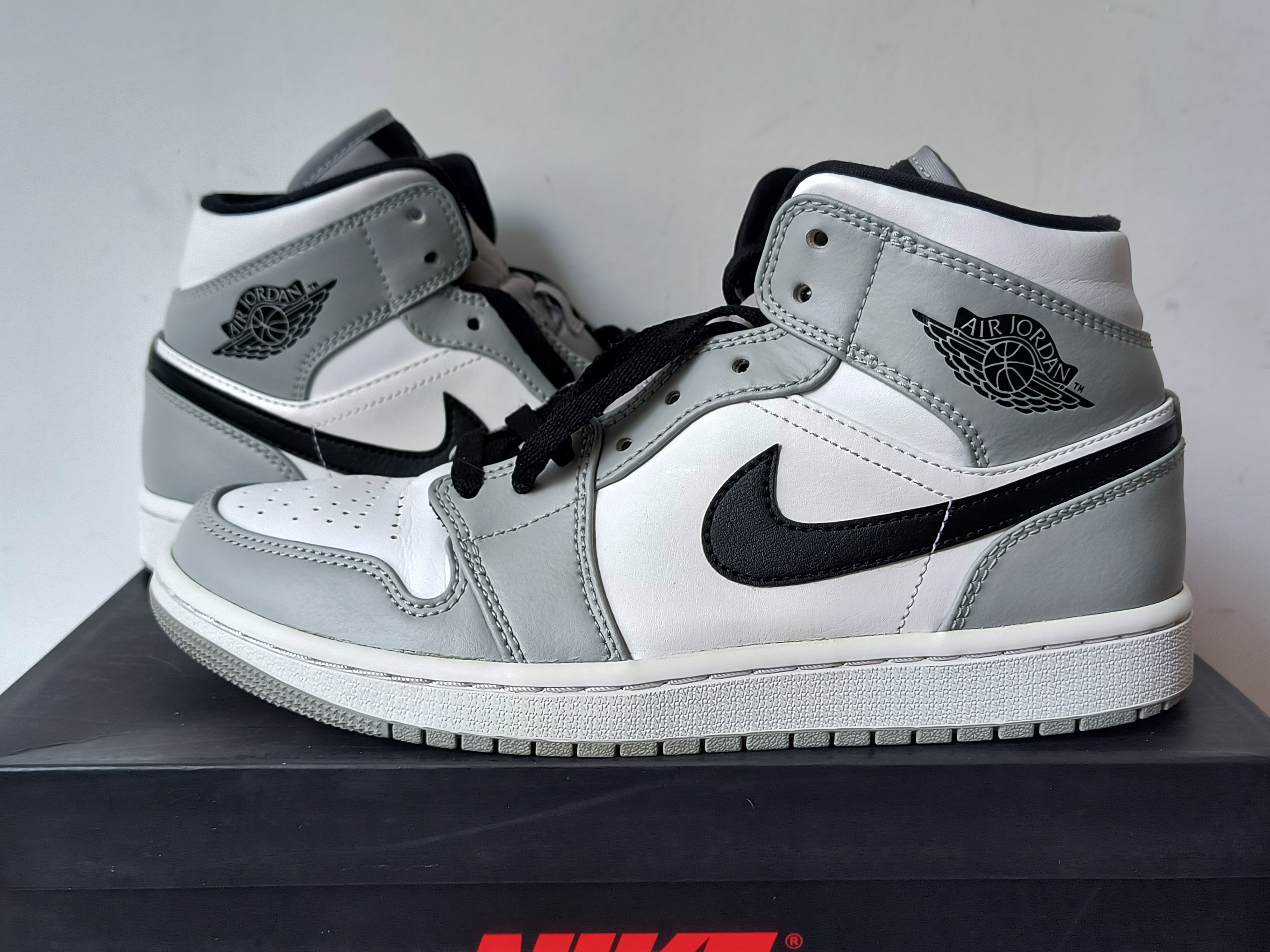 Nike Air Jordan 1 Mid "Light Smoke Grey/White/Black"