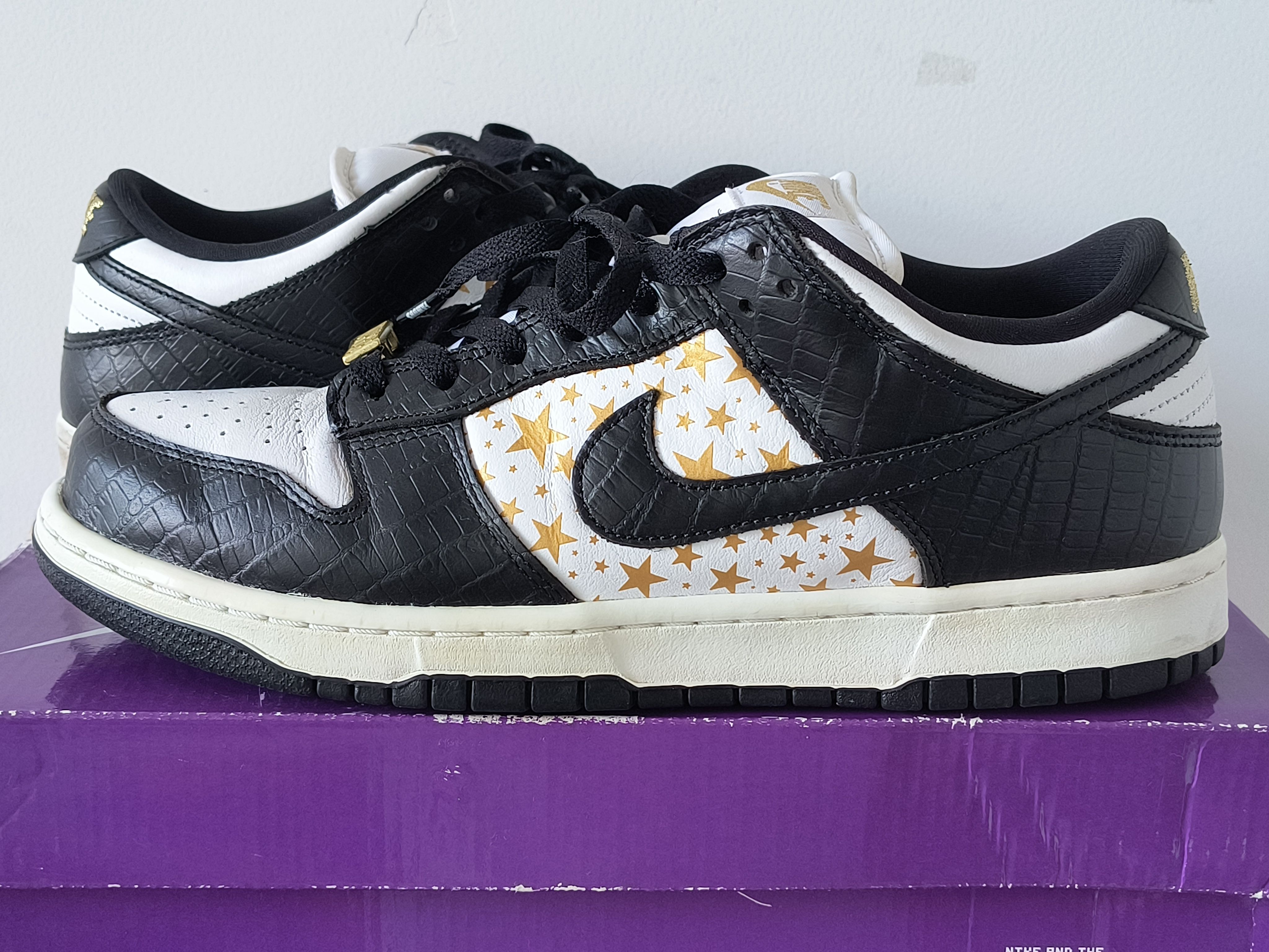Supreme × Nike SB Dunk Low OG QS Gold Stars "White/Black"