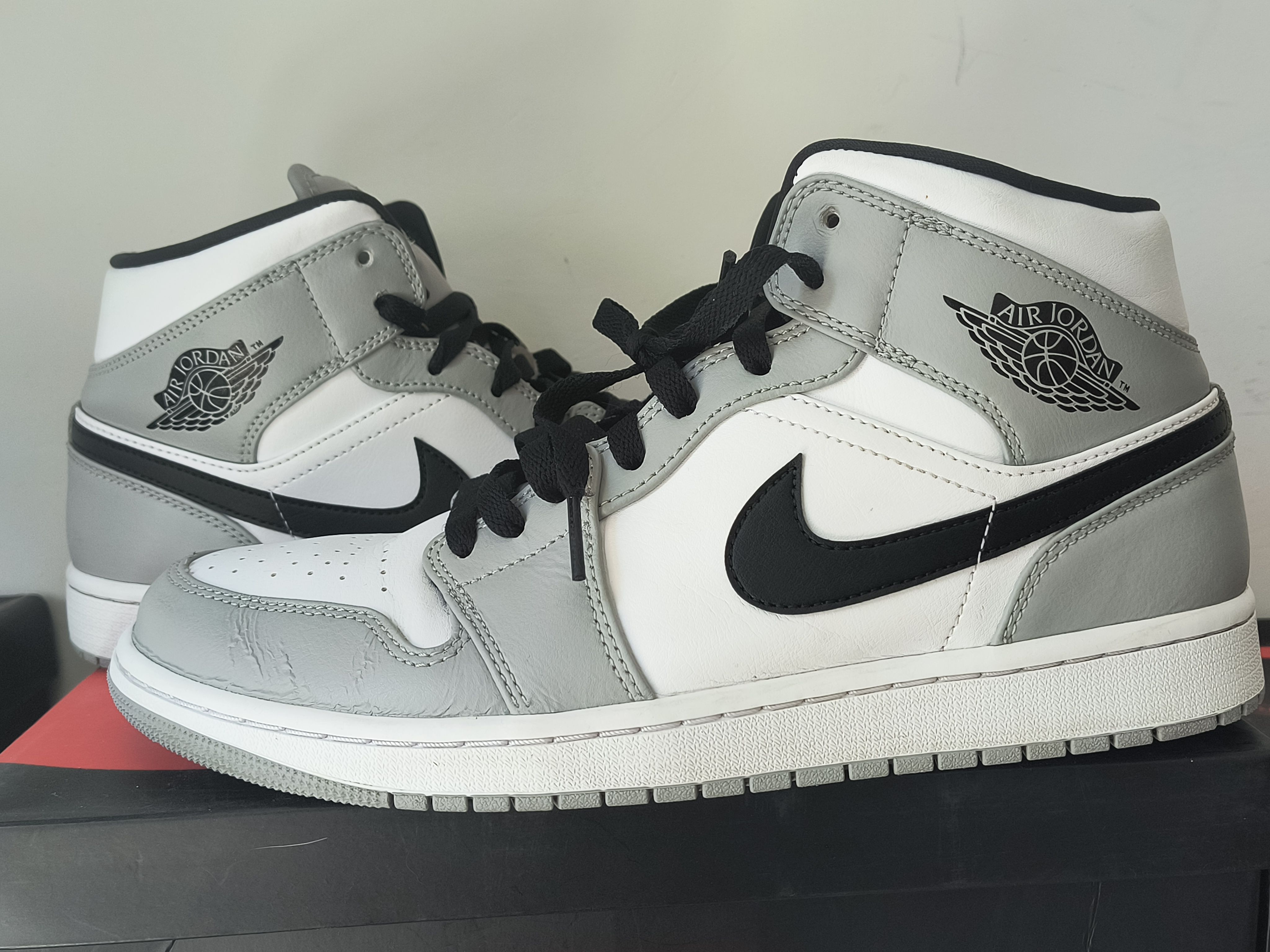 Nike Air Jordan 1 Mid "Light Smoke Grey/White/Black"