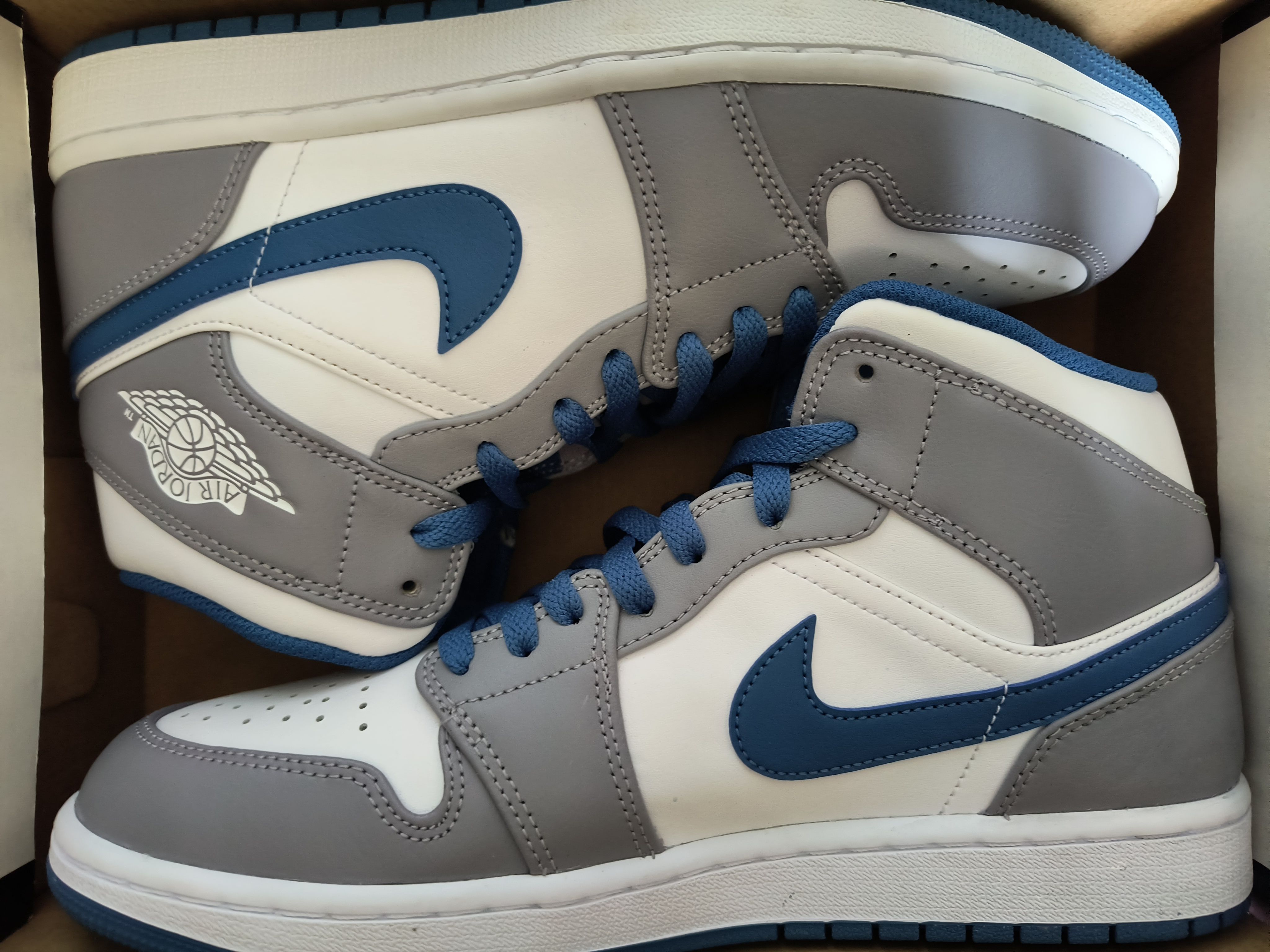 Nike Air Jordan 1 Mid "True Blue"