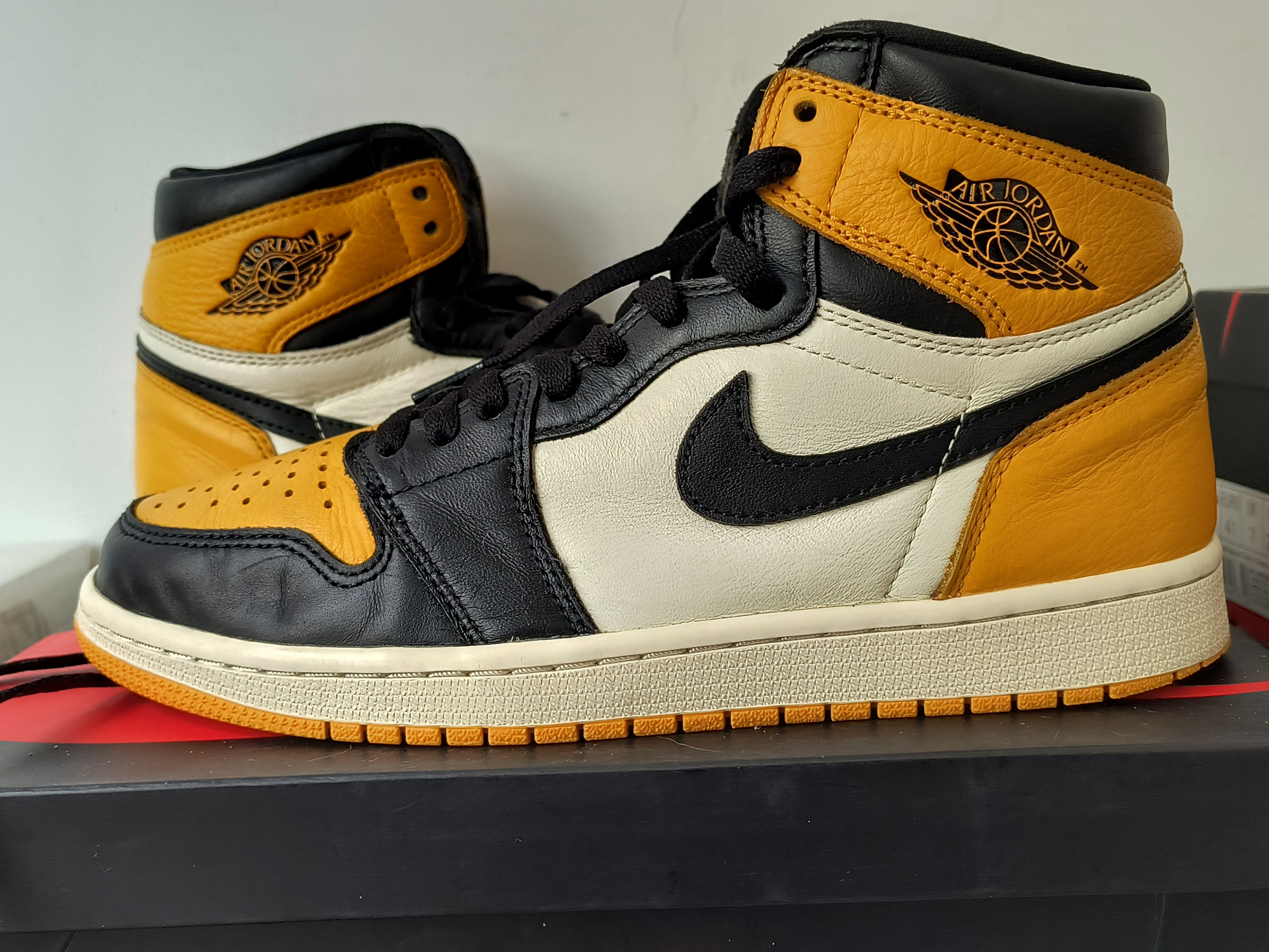Nike Air Jordan 1 Retro High OG "Taxi"