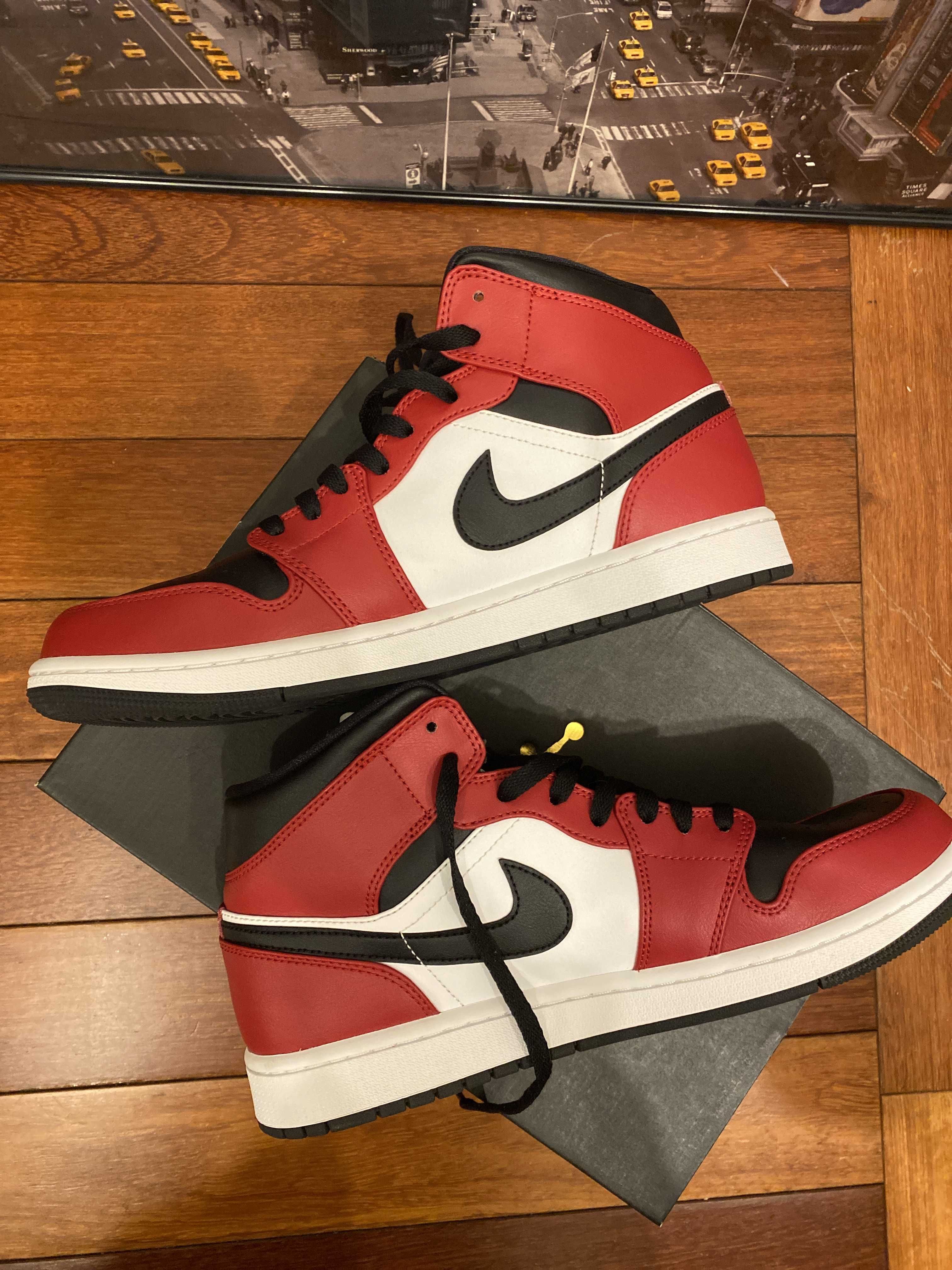 Nike Air Jordan 1 Mid "Chicago Black Toe"