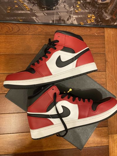 Nike Air Jordan 1 Mid "Chicago Black Toe"