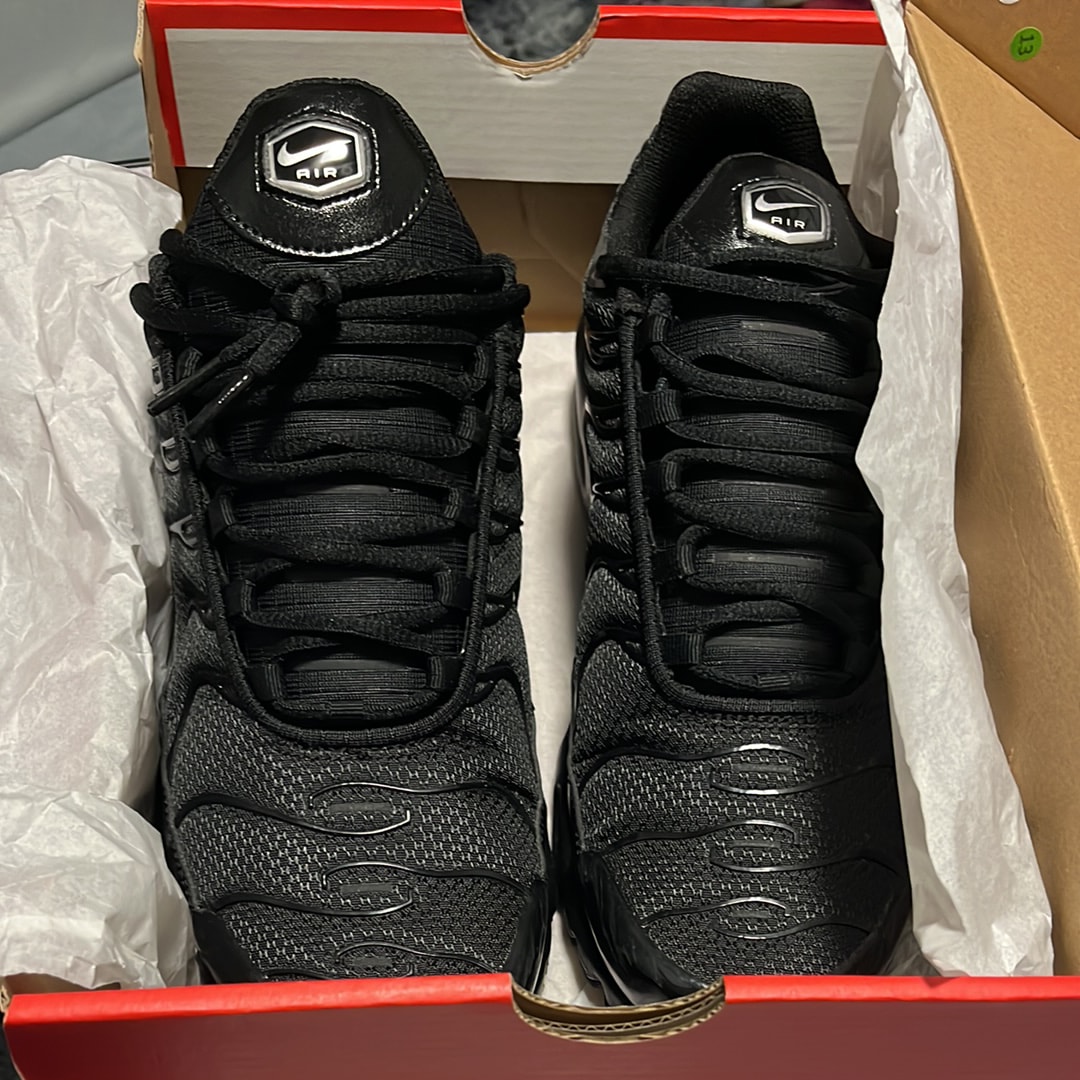 ナイキ エアマックスプラス "トリプルブラック"