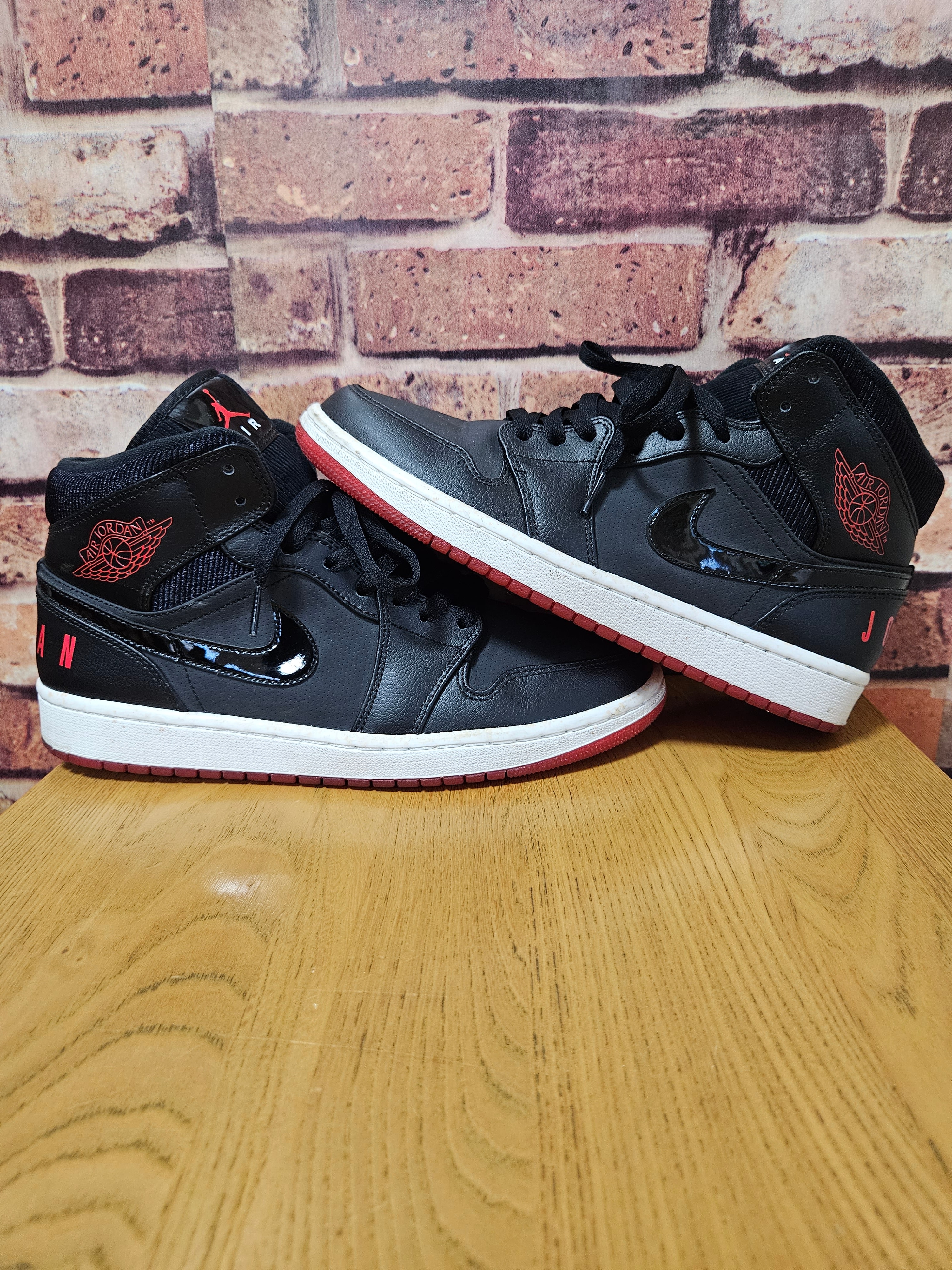 NIKE AIR JORDAN 1 MID BLACK UNIVERSITY RED