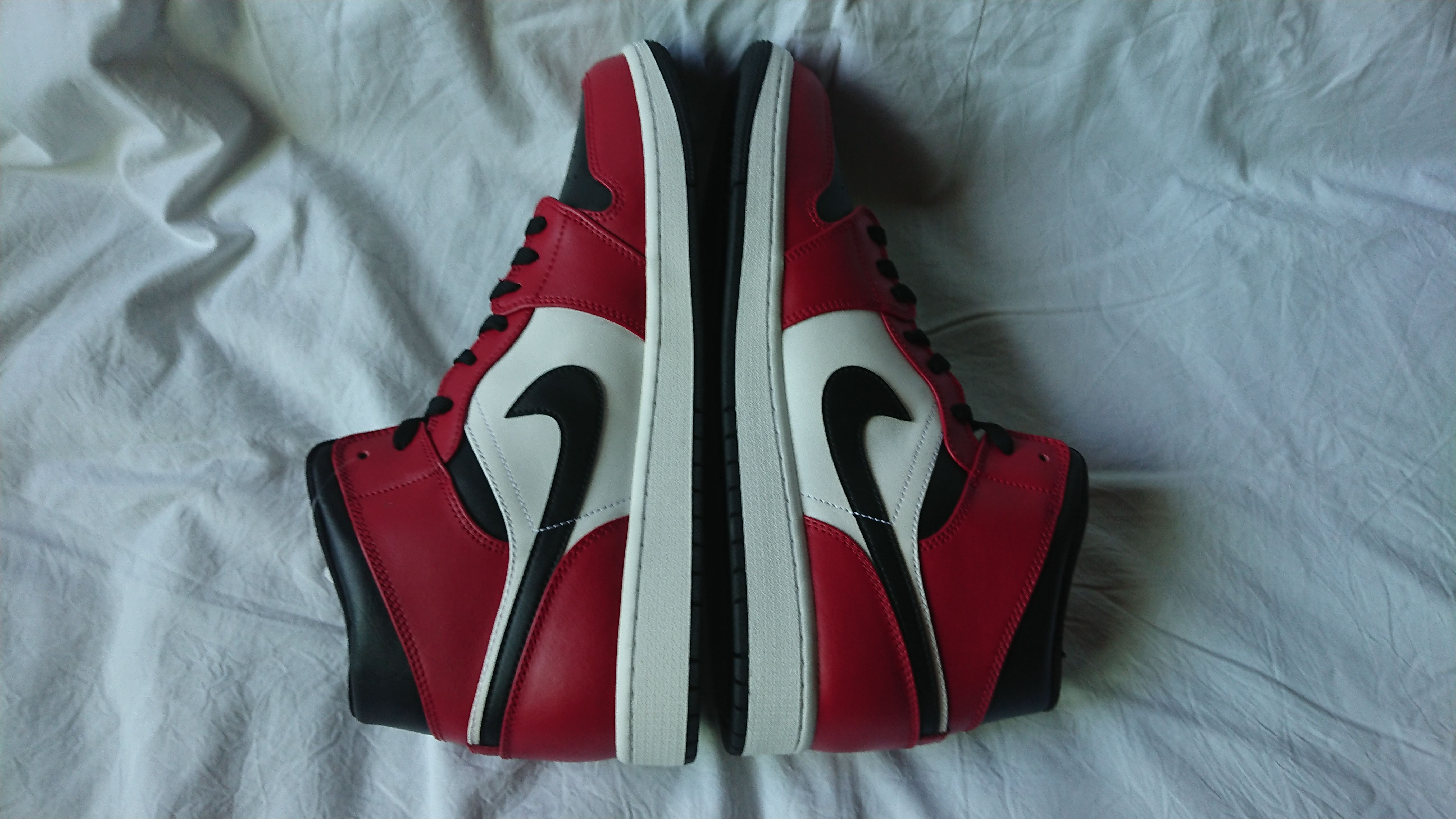 Nike Air Jordan 1 Mid "Chicago Black Toe"