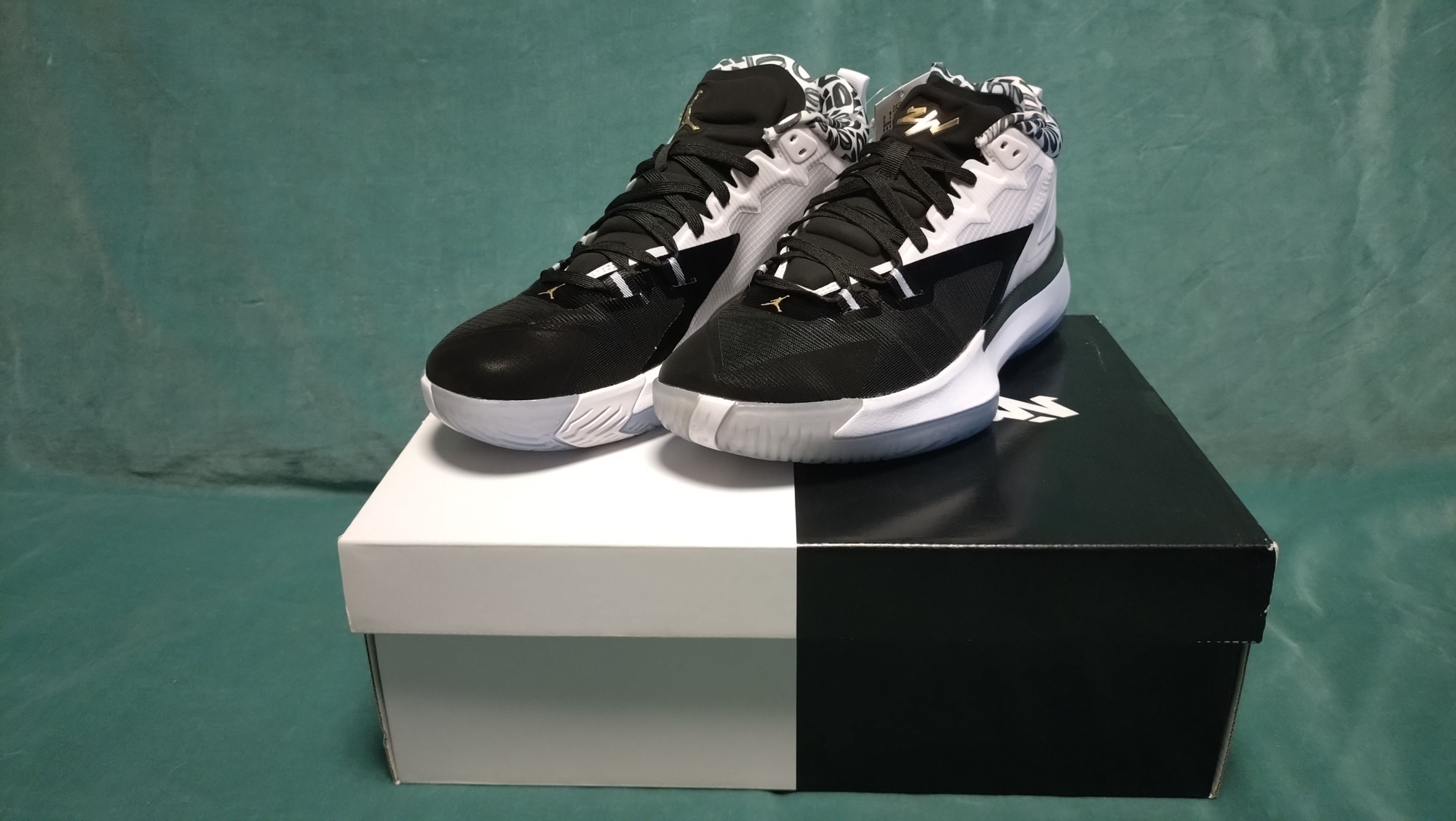 Nike Jordan Zion 1 "Black/Metallic Gold"