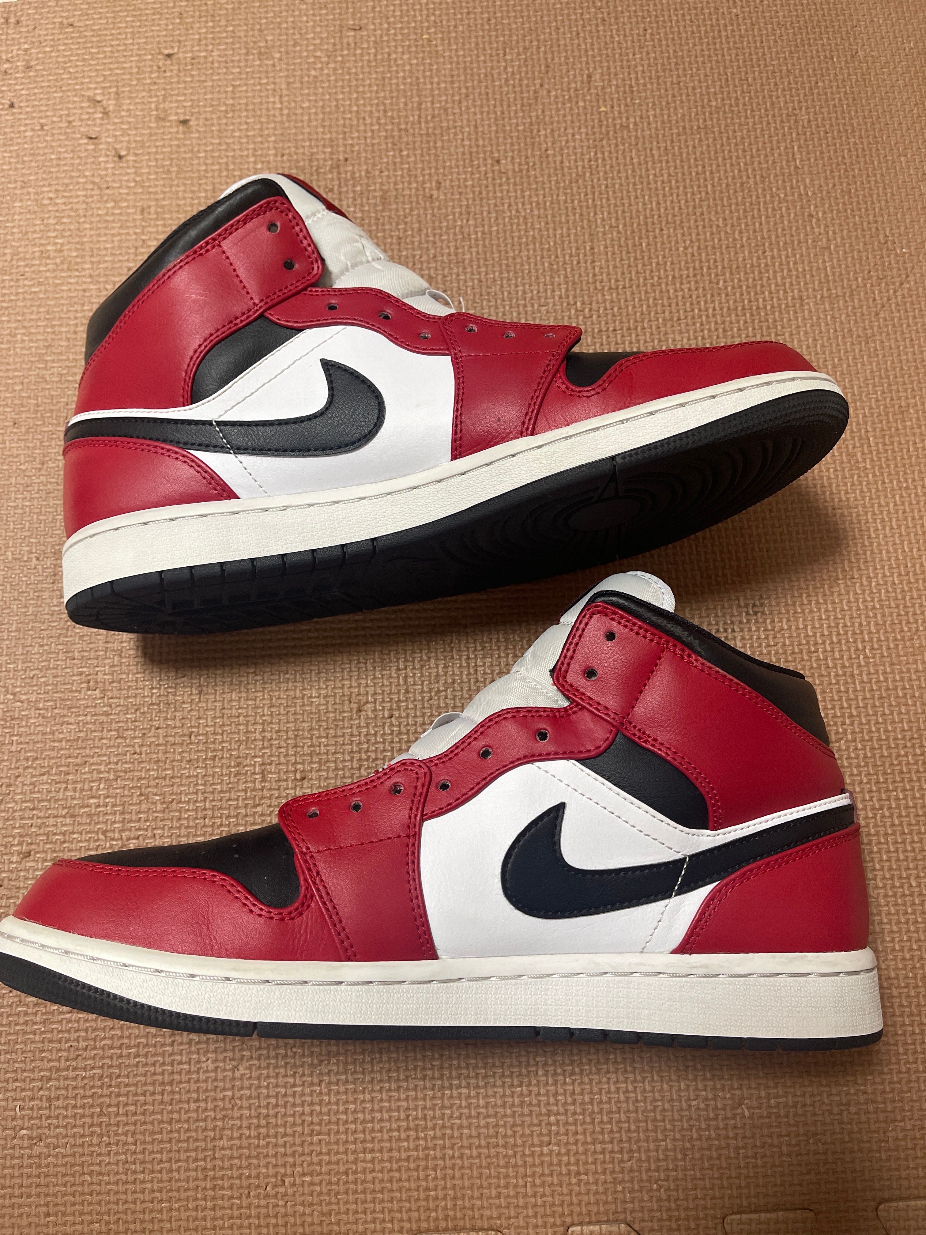Nike Air Jordan 1 Mid "Chicago Black Toe"