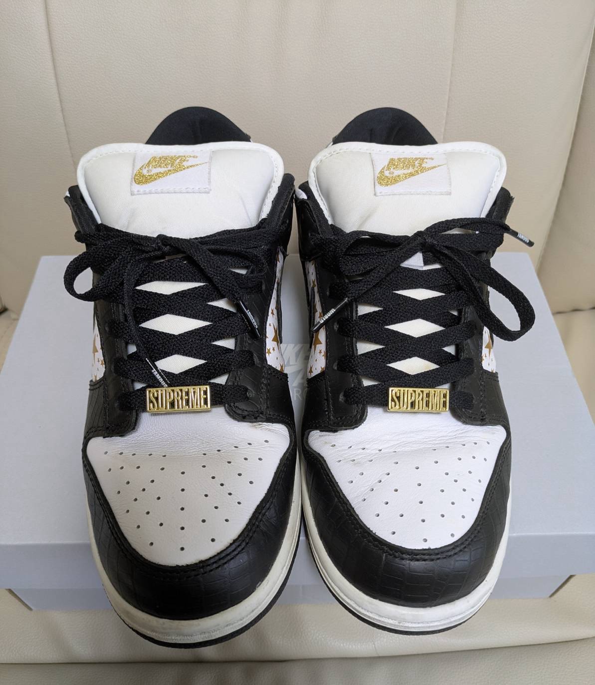 Supreme × Nike SB Dunk Low OG QS Gold Stars "White/Black"