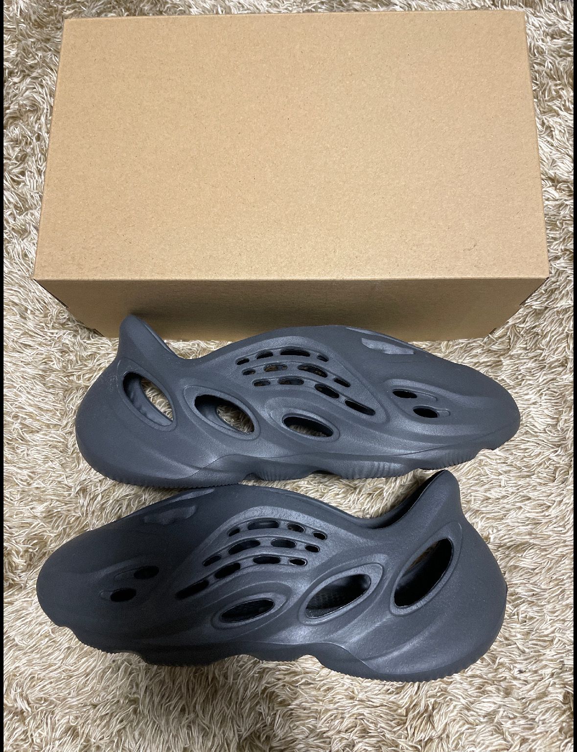 adidas YEEZY Foam Runner "Carbon"