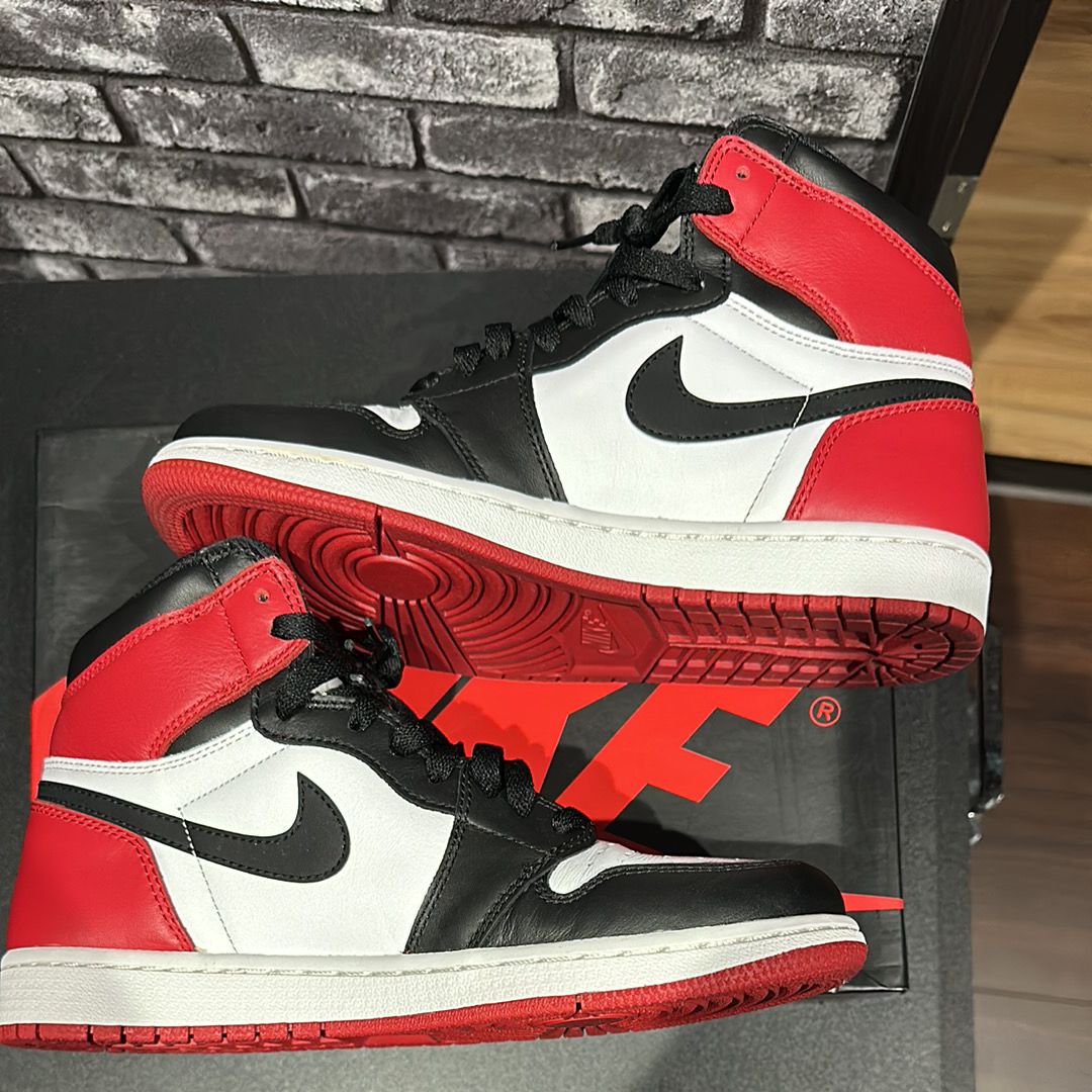 Nike Air Jordan 1 Retro High OG "Black Toe"(2016)