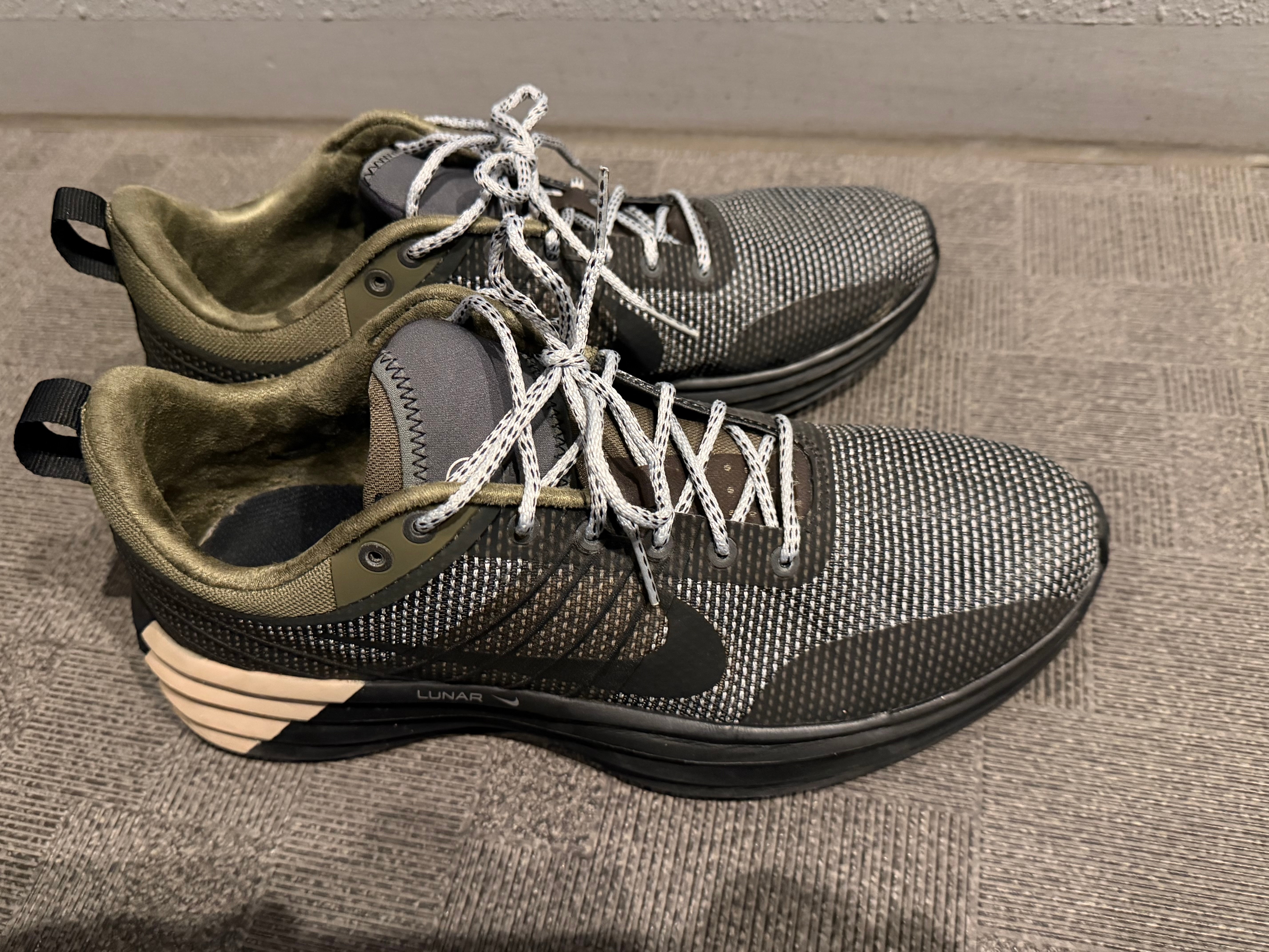 ナイキ ルナ ローム "ブラック アンド ミディアムオリーブ"