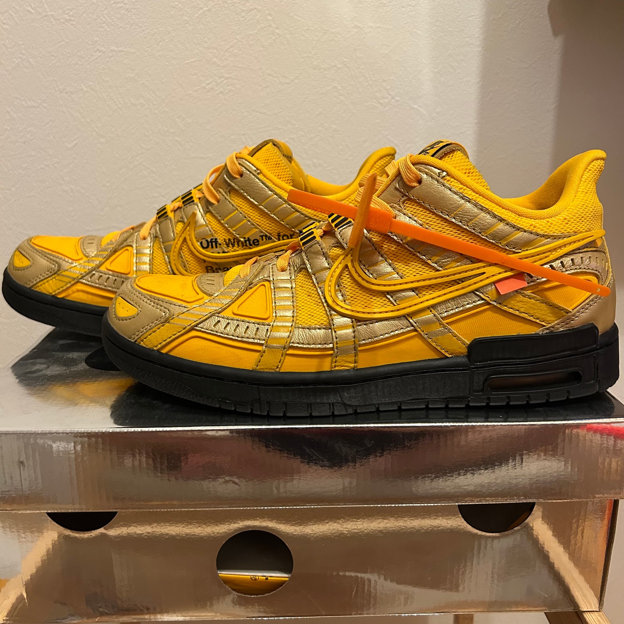 Off-White × Nike Air Rubber Dunk "University Gold" 