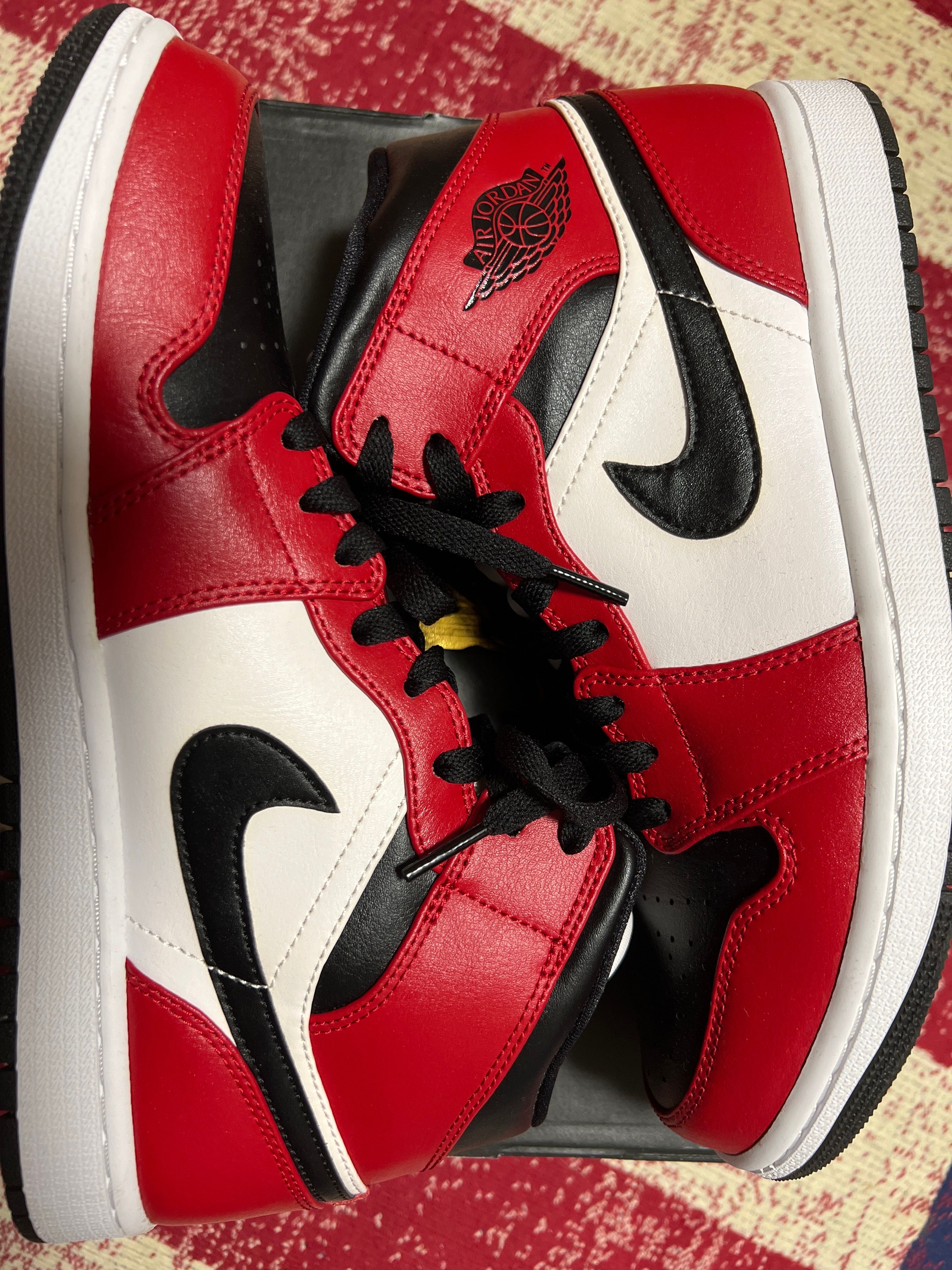 Nike Air Jordan 1 Mid "Chicago Black Toe"