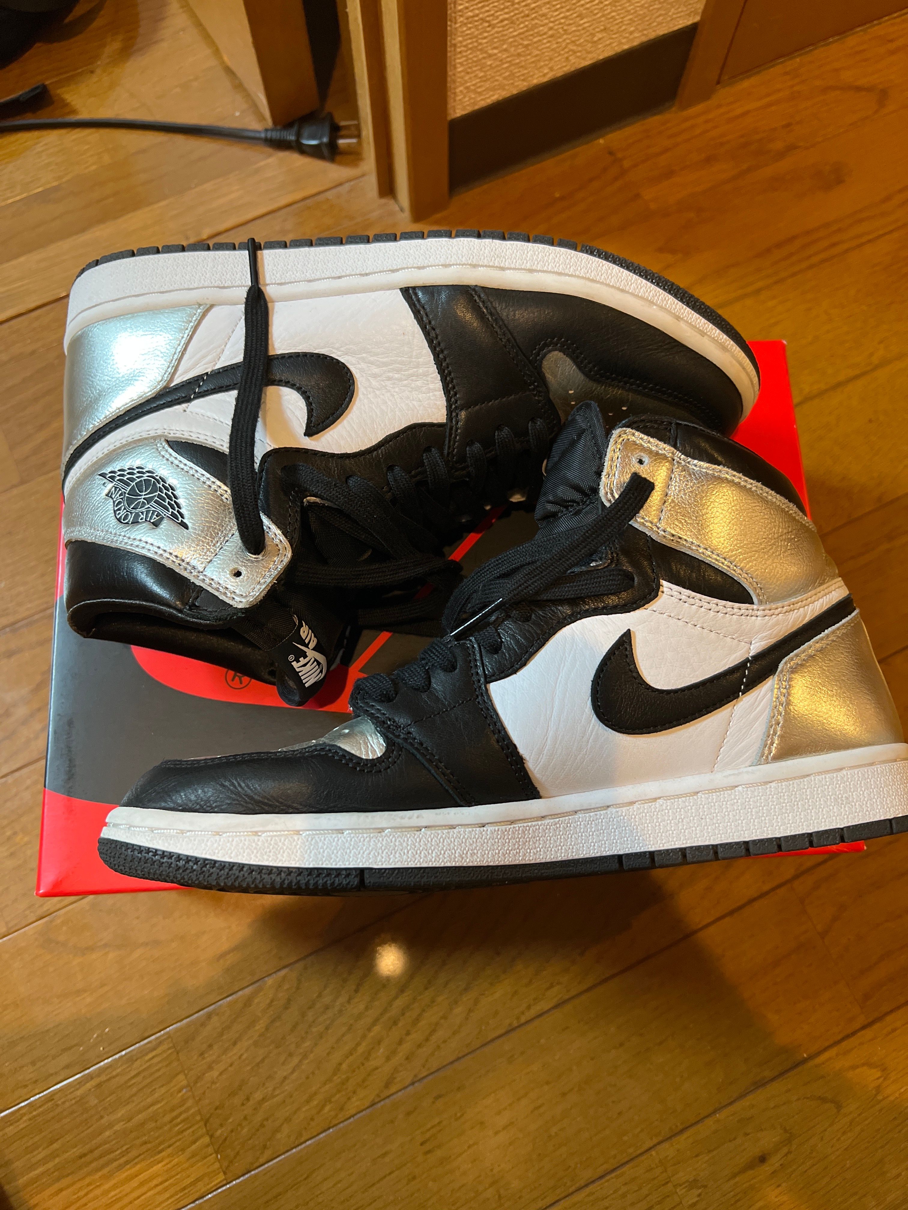 Nike Women's Air Jordan 1 Retro High OG "Silver Toe"