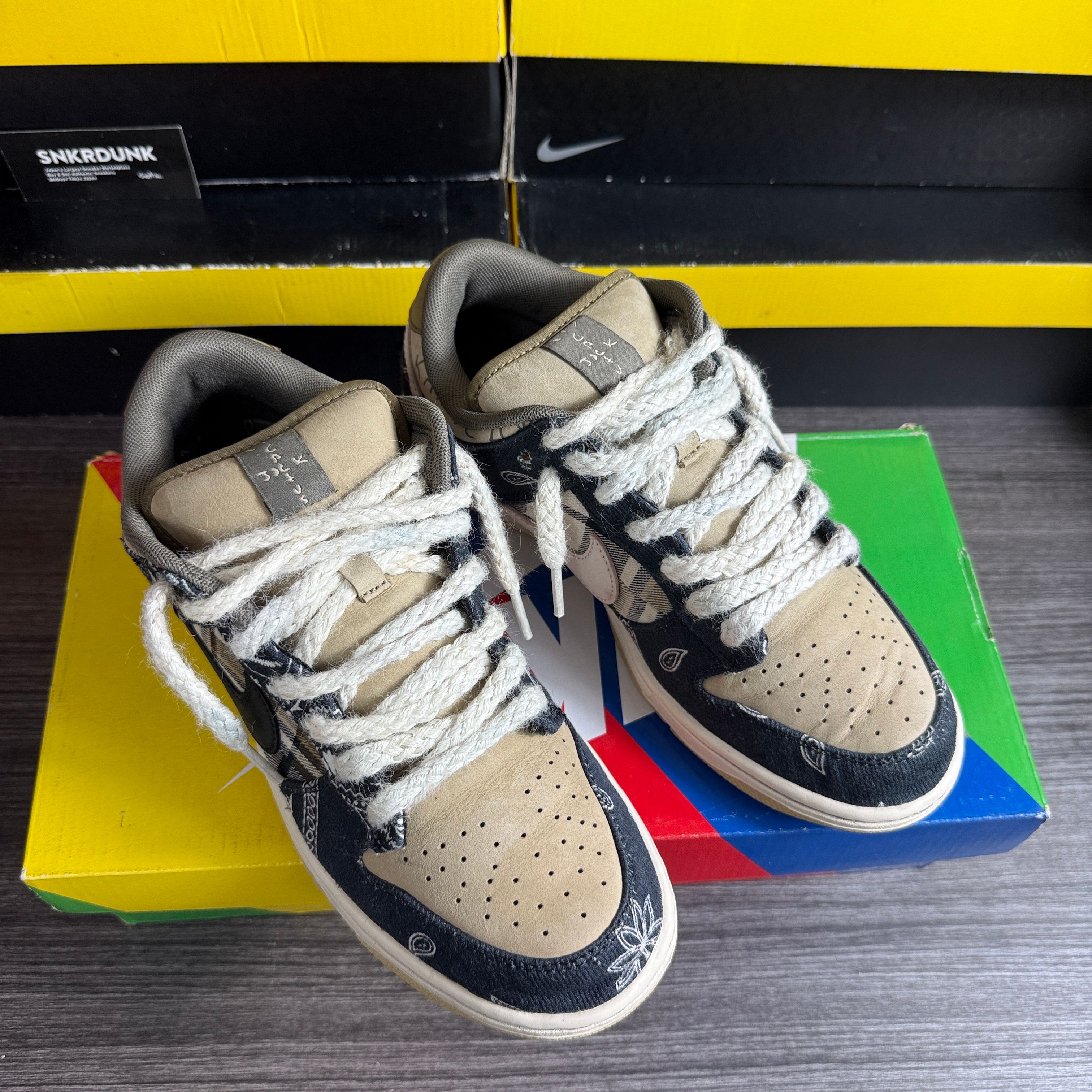 Travis Scott × Nike SB Dunk Low "Black/Parachute Beige"