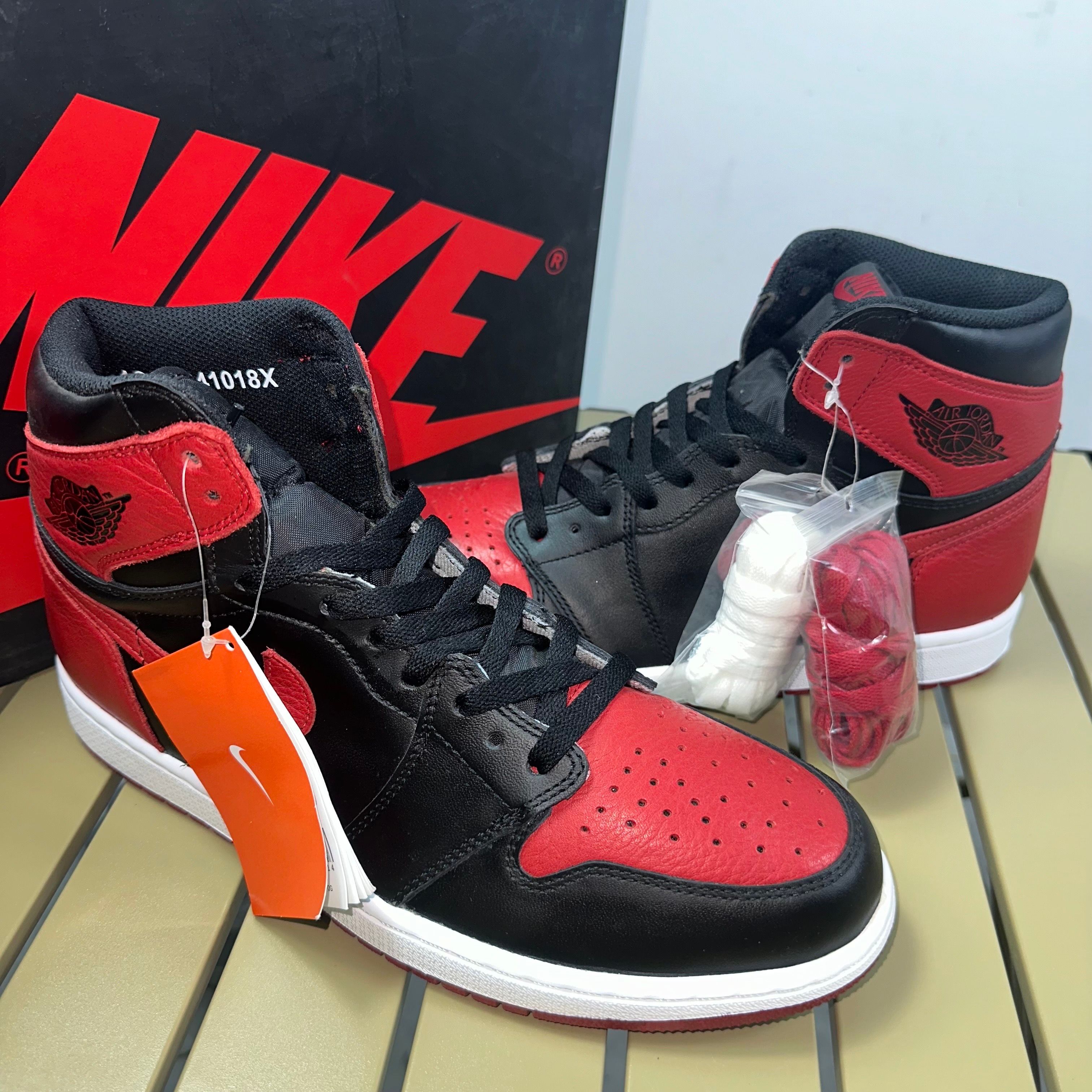 Nike Air Jordan 1 Retro High OG "Bred/Banned" (2016)