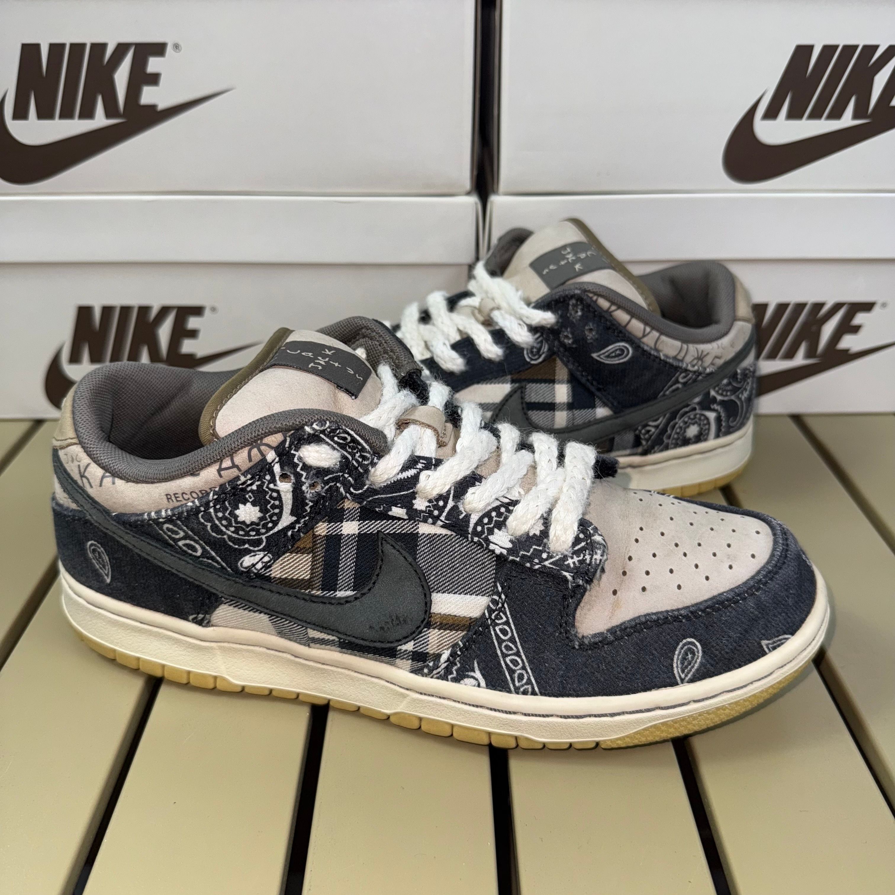 Travis Scott × Nike SB Dunk Low "Black/Parachute Beige"