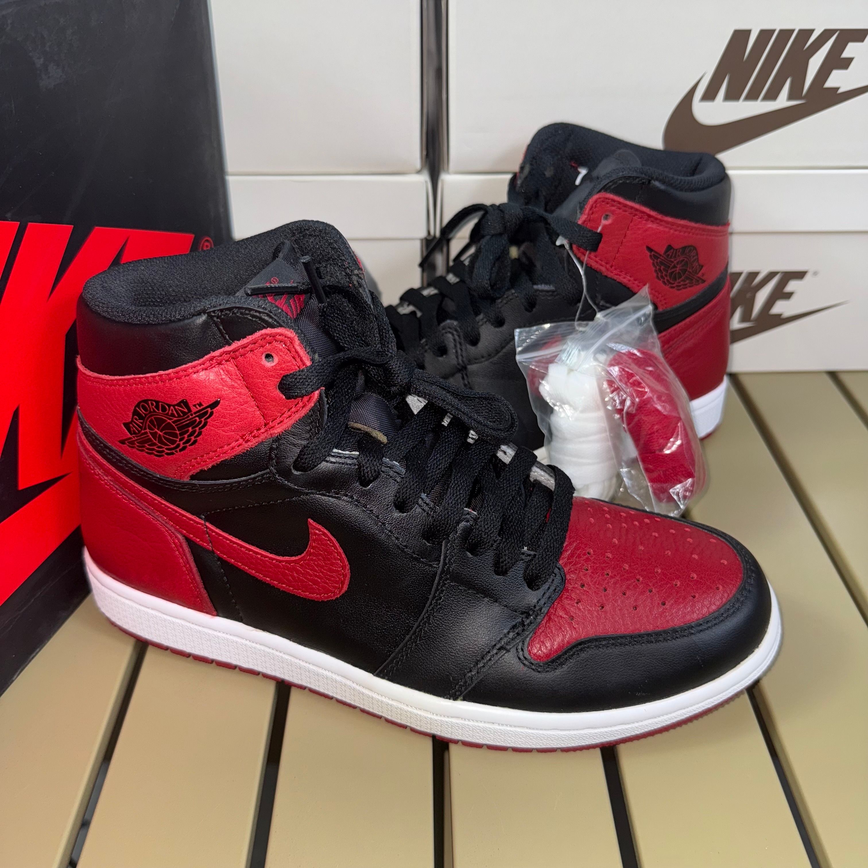 Nike Air Jordan 1 Retro High OG "Bred/Banned" (2016)