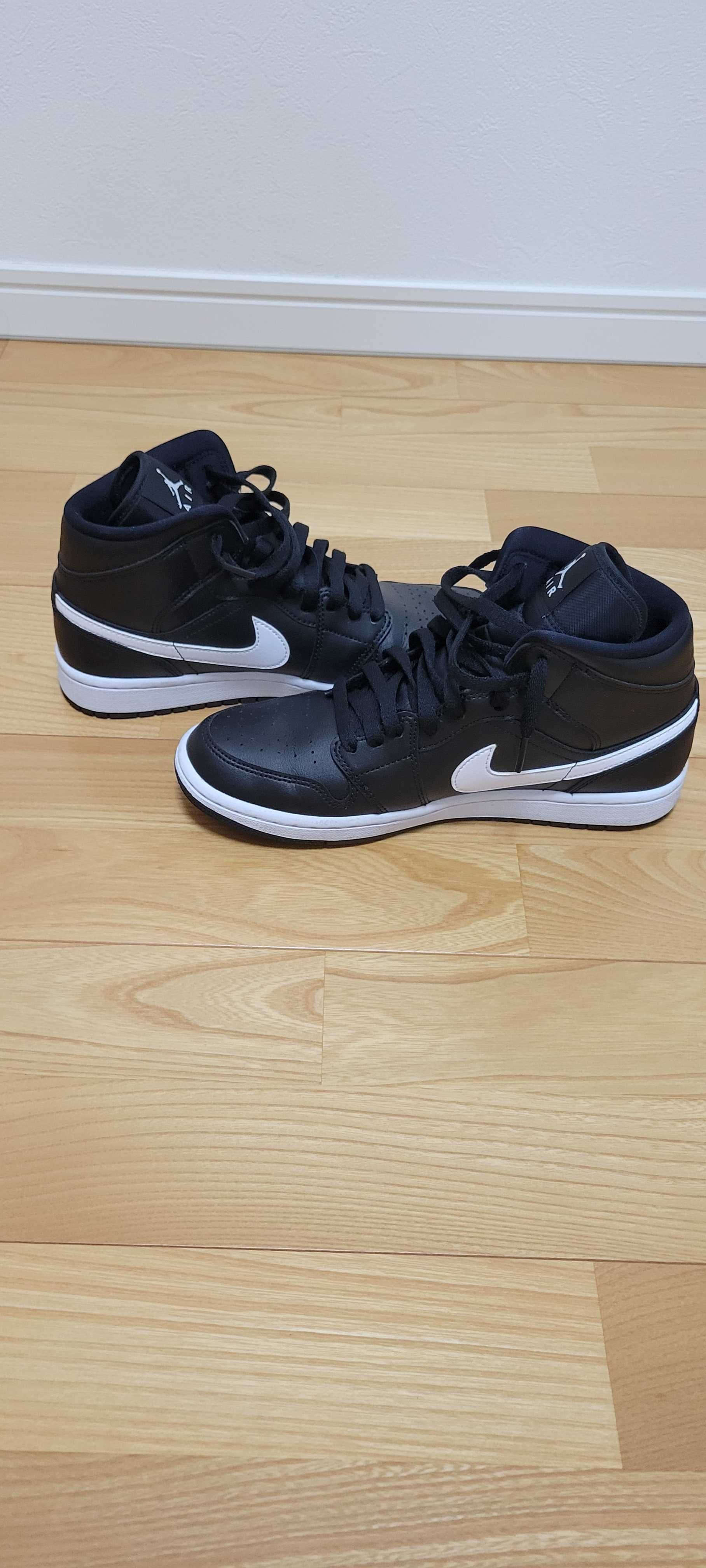 NIKE Women's AIR JORDAN 1 MID "BLACK/WHITE"