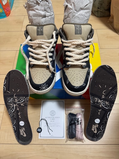 Travis Scott × Nike SB Dunk Low "Black/Parachute Beige"
