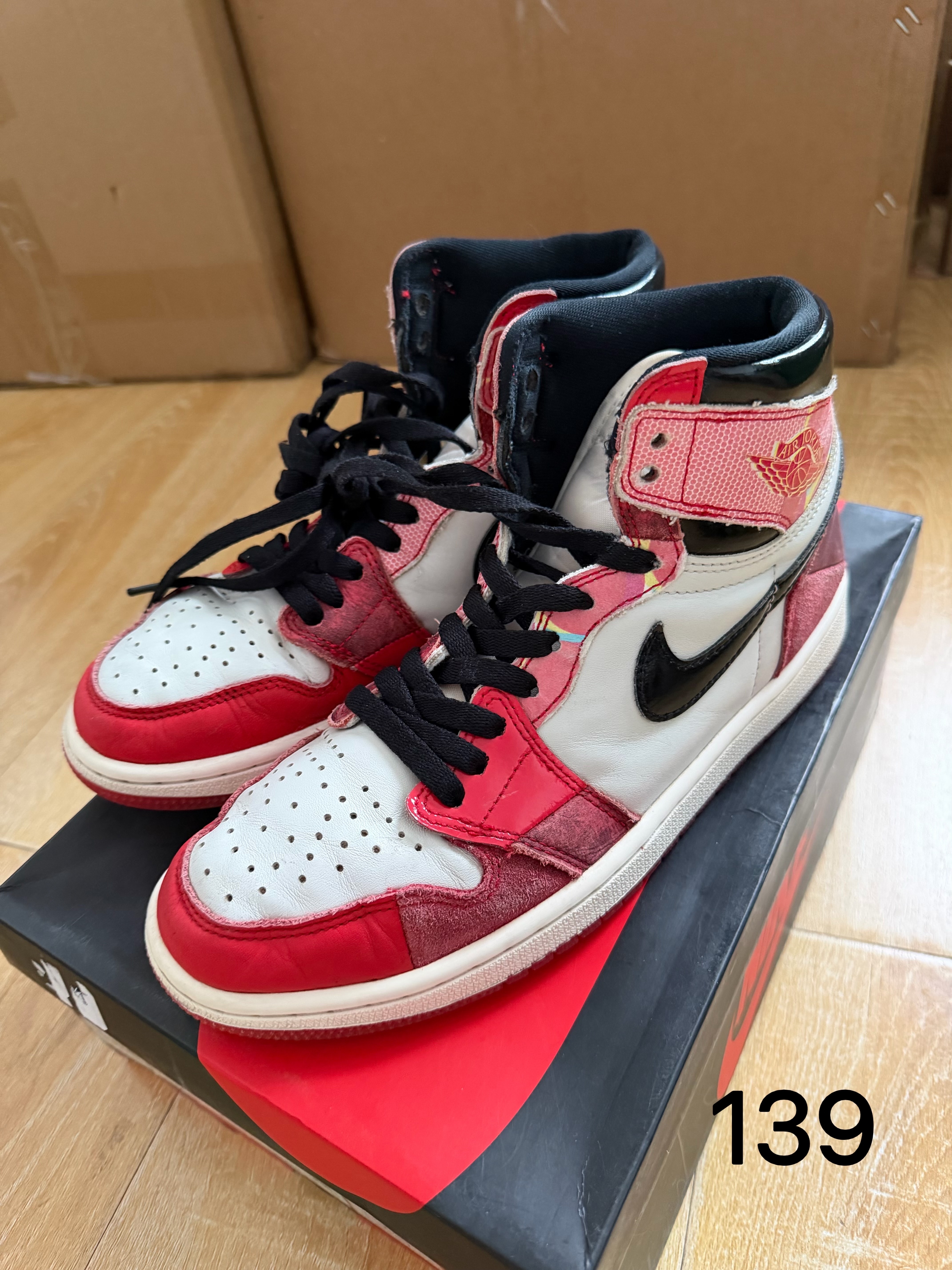 スパイダーマン × ナイキ エアジョーダン1 レトロ ハイ OG SP "スパイダーマン・アクロス・ザ・スパイダーバース/ユニバーシティレッド"