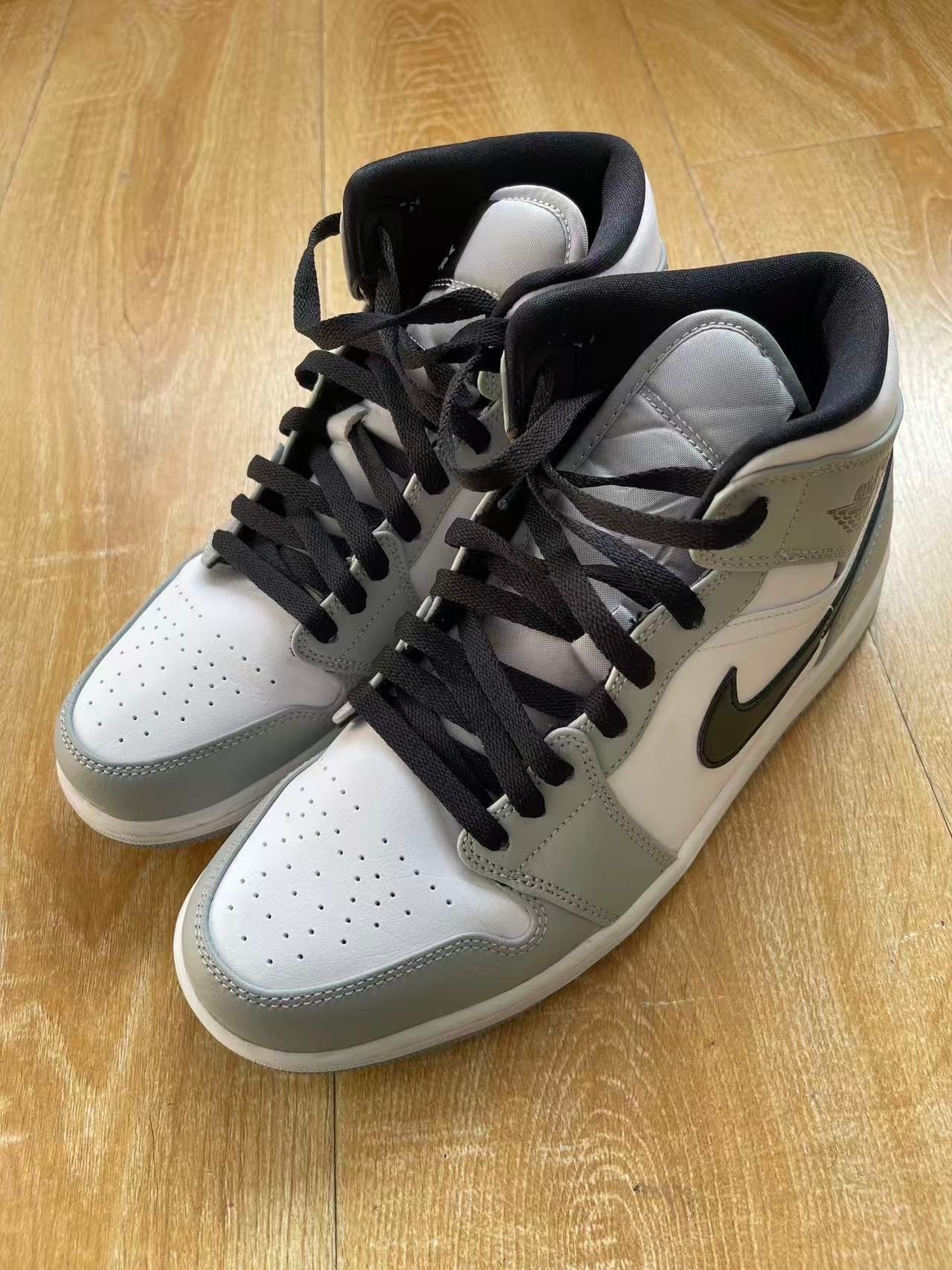 Nike Air Jordan 1 Mid "Light Smoke Grey/White/Black"