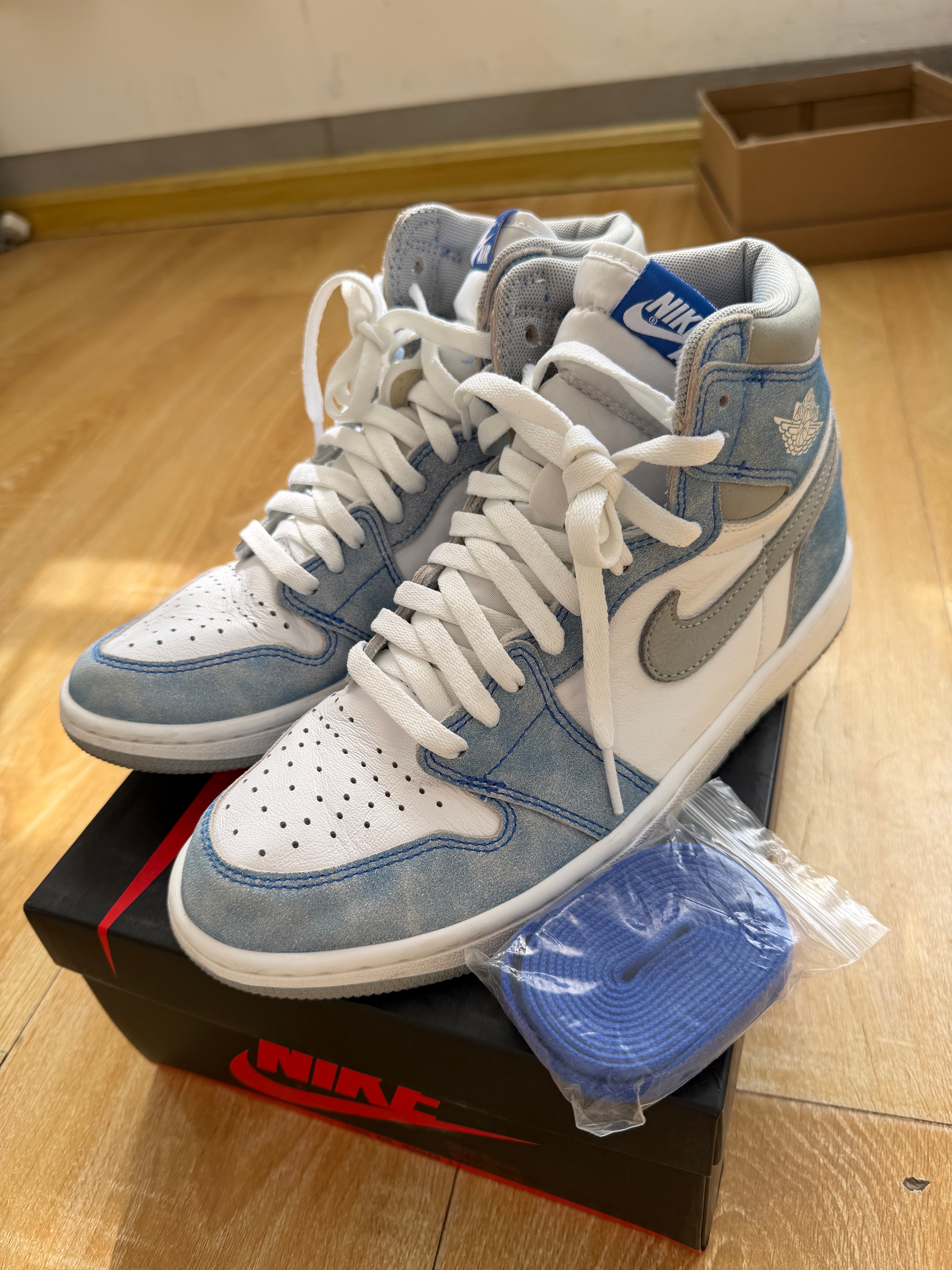 Nike Air Jordan 1 High OG "Hyper Royal"