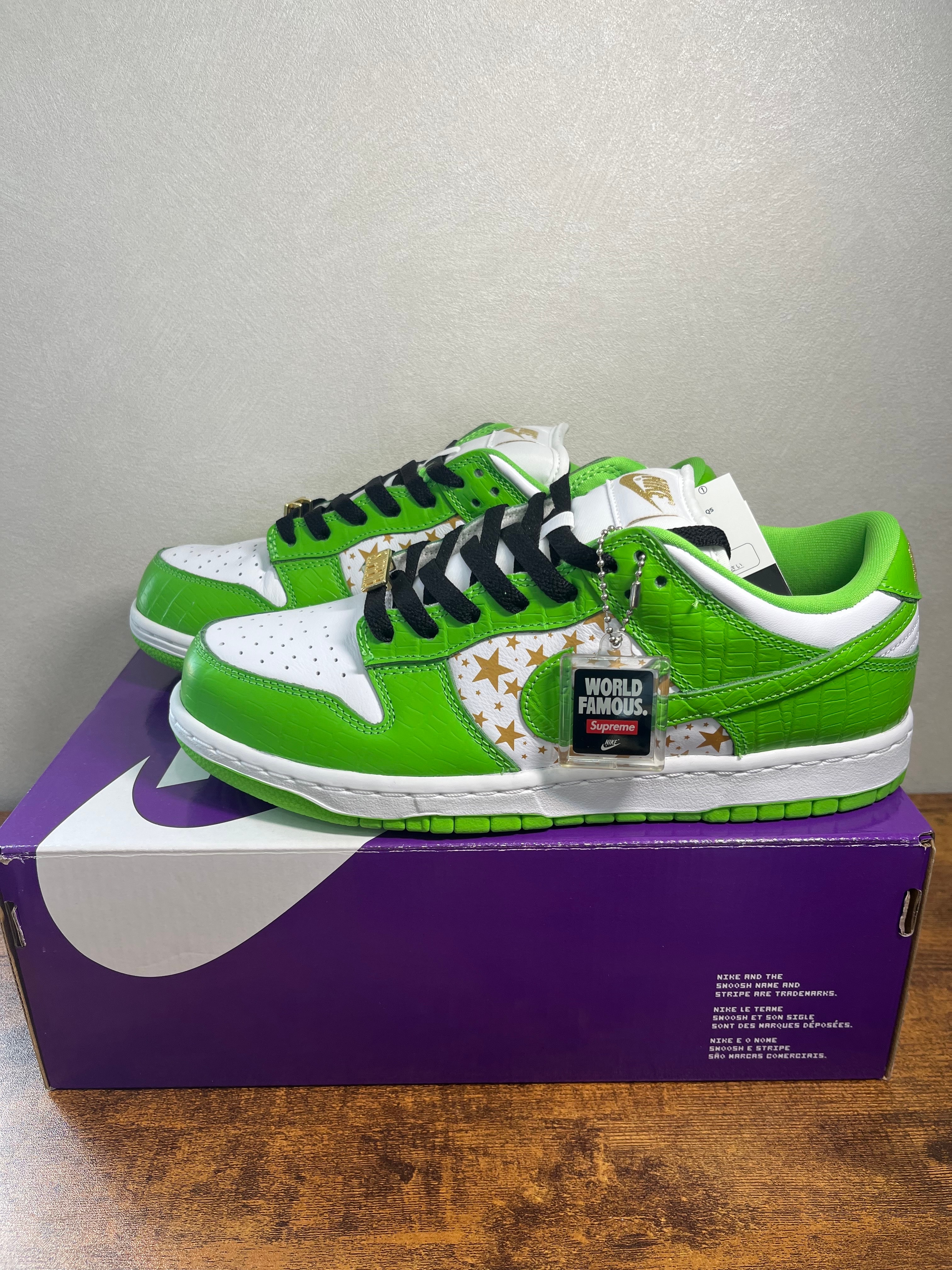 Supreme × Nike SB Dunk Low OG QS Gold Stars "White/Mean Green"