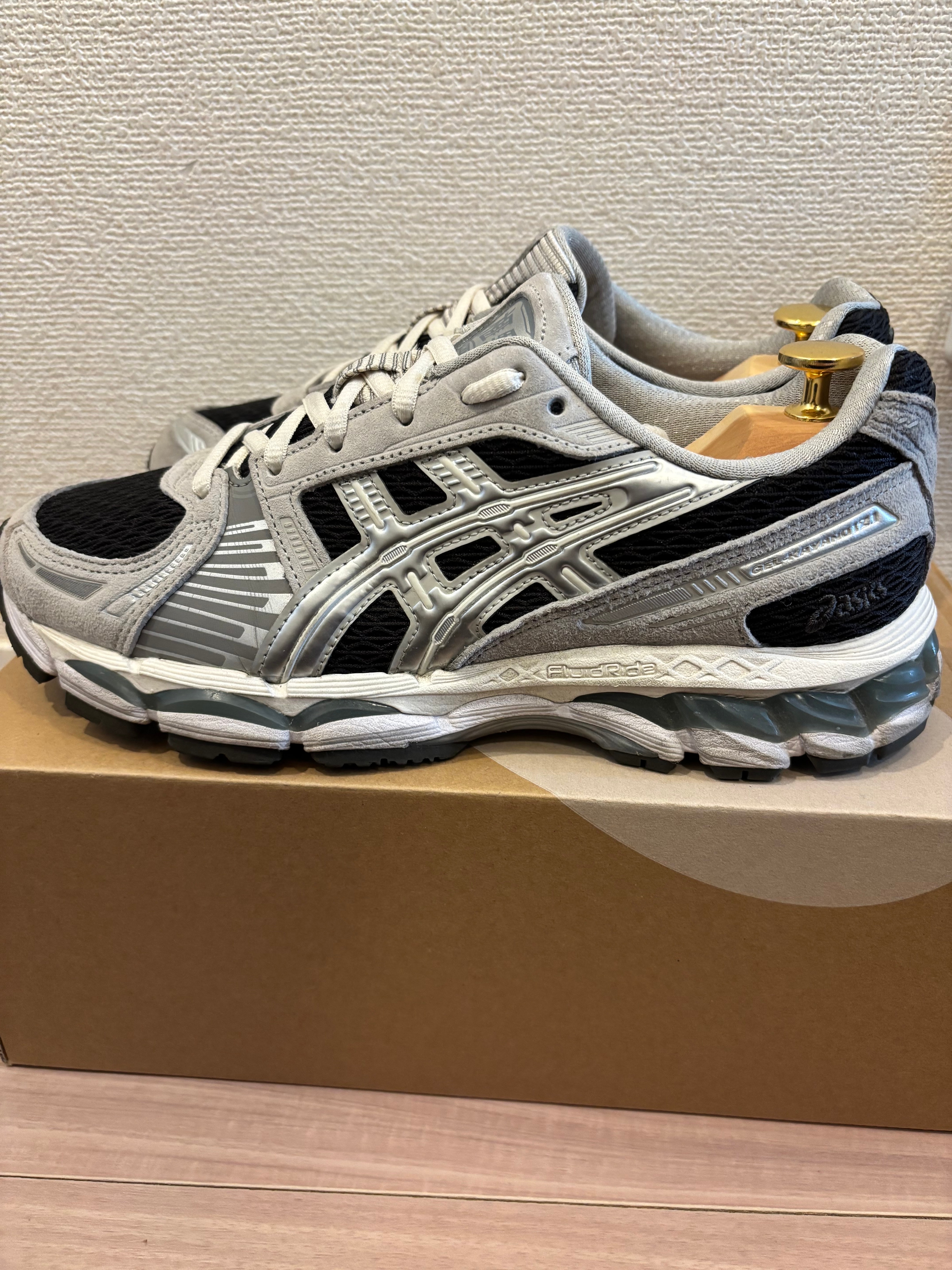 キス ロニーファイグ × アシックス ゲルカヤノ12.1 "ピート/クリーム/ブラック"