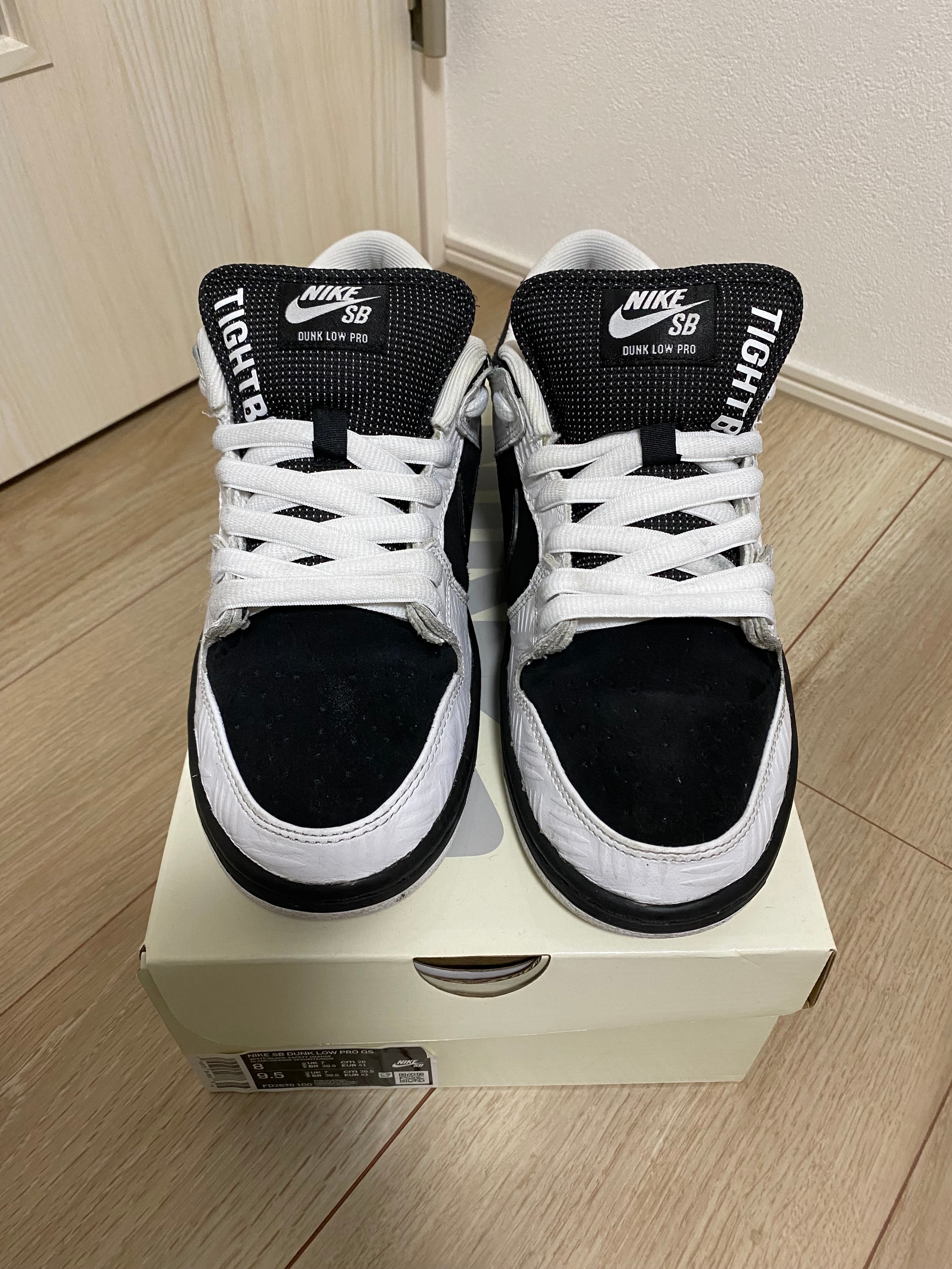 タイトブース × ナイキ SB ダンク ロー プロ QS "ブラック アンド ホワイト"
