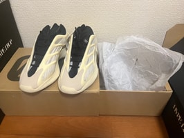 アディダス イージー700V3 "アザエル"