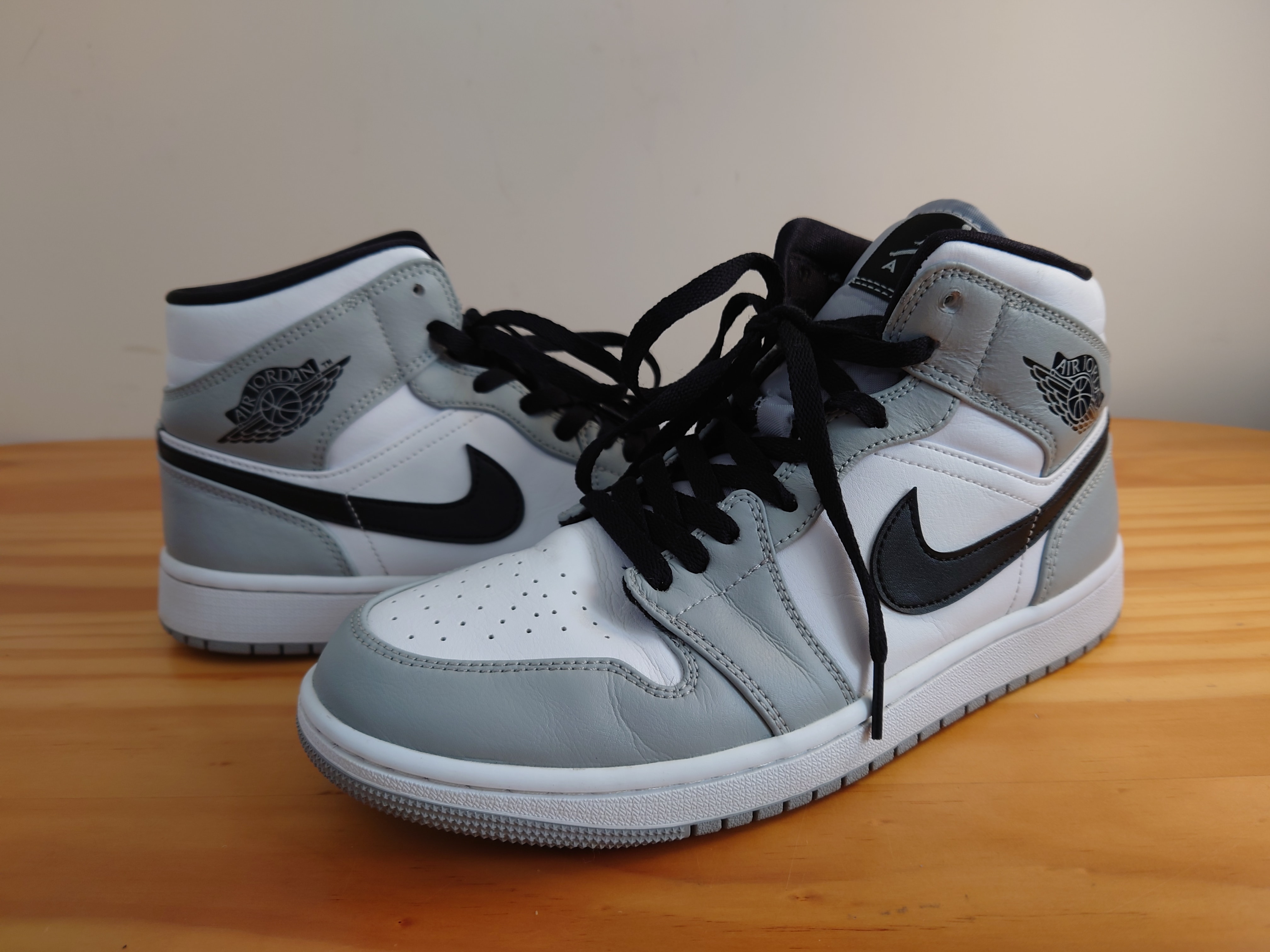 Nike Air Jordan 1 Mid "Light Smoke Grey/White/Black"