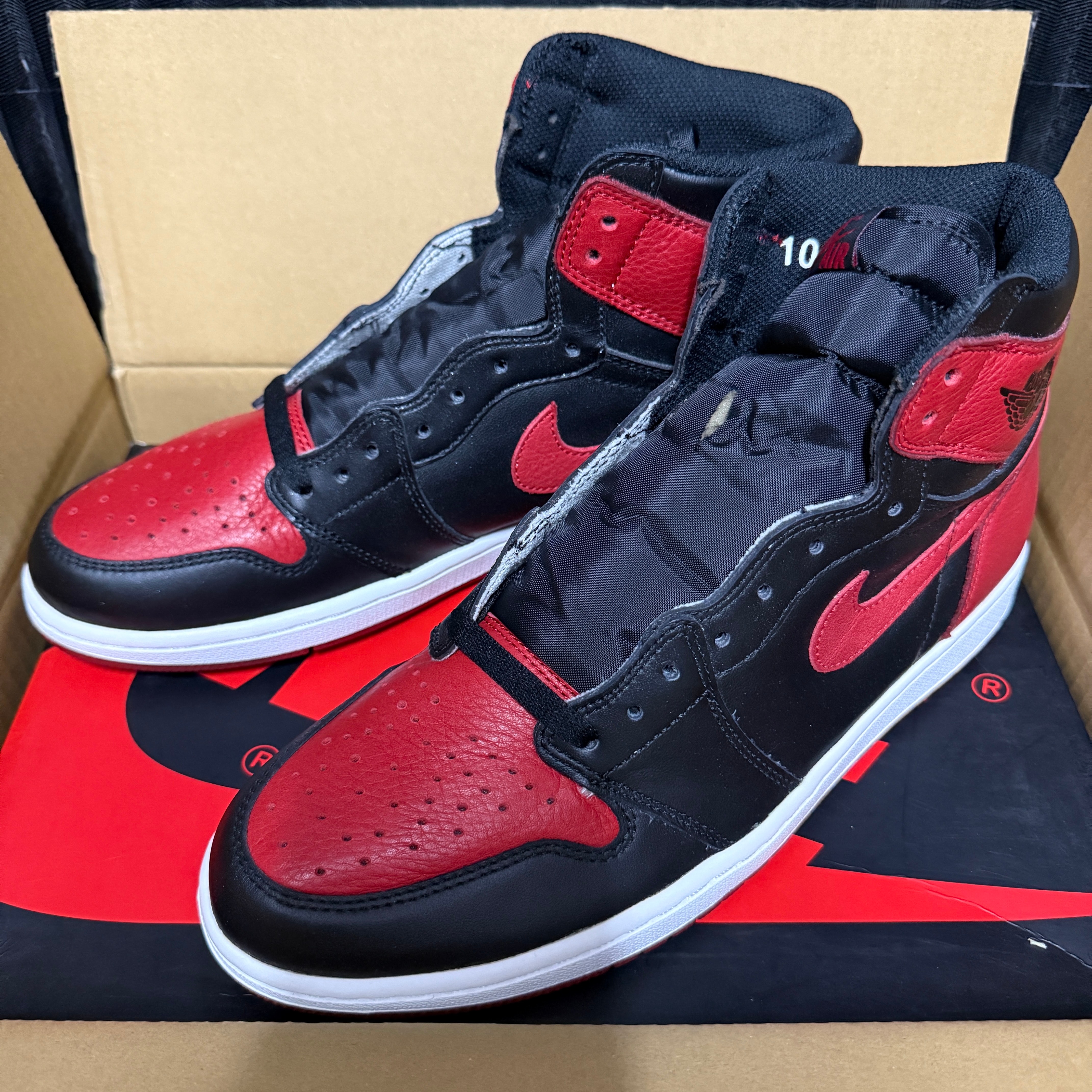 Nike Air Jordan 1 Retro High OG "Bred/Banned" (2016)