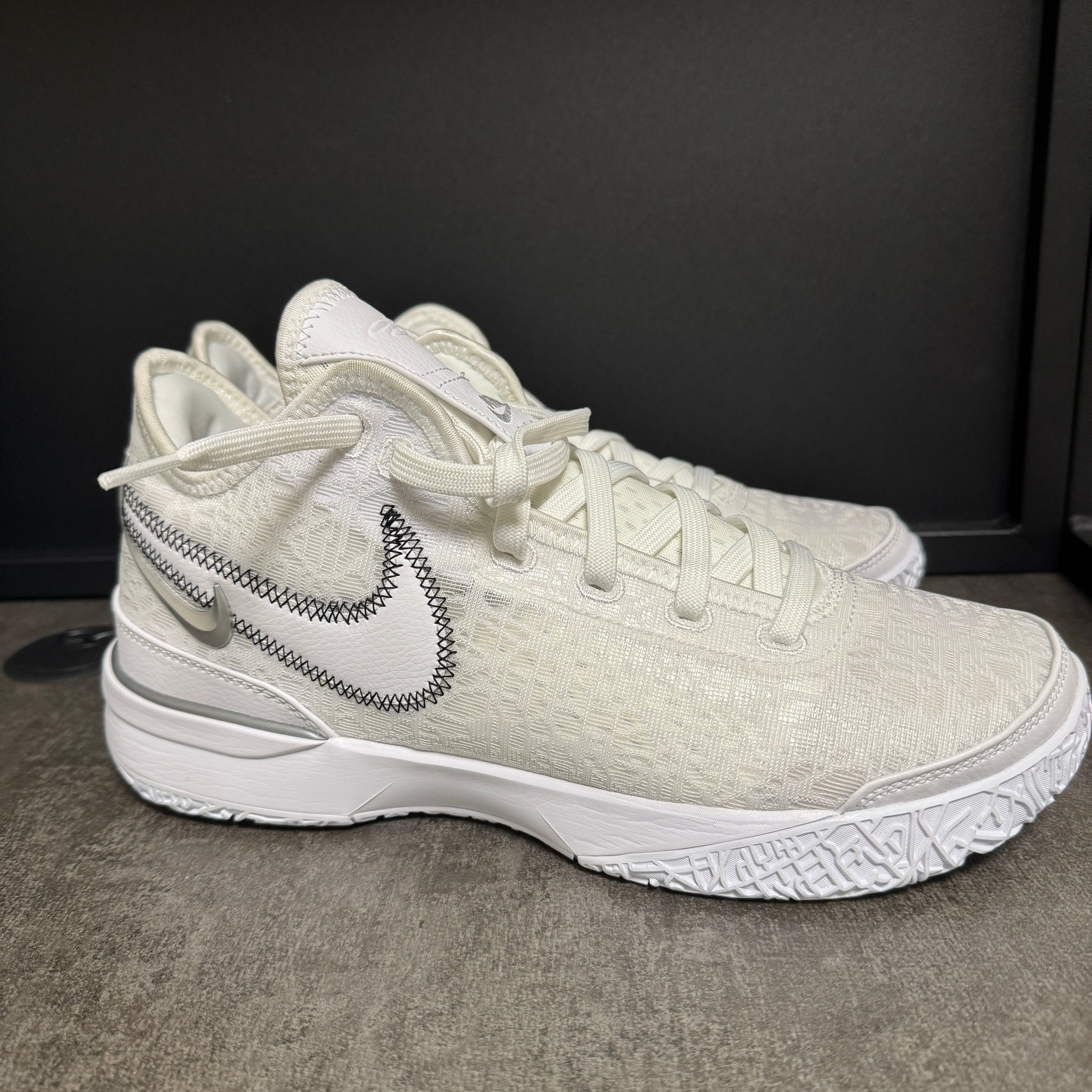 ナイキ レブロン NXXT ジェン "ホワイト/ブラック/メタリックシルバー"