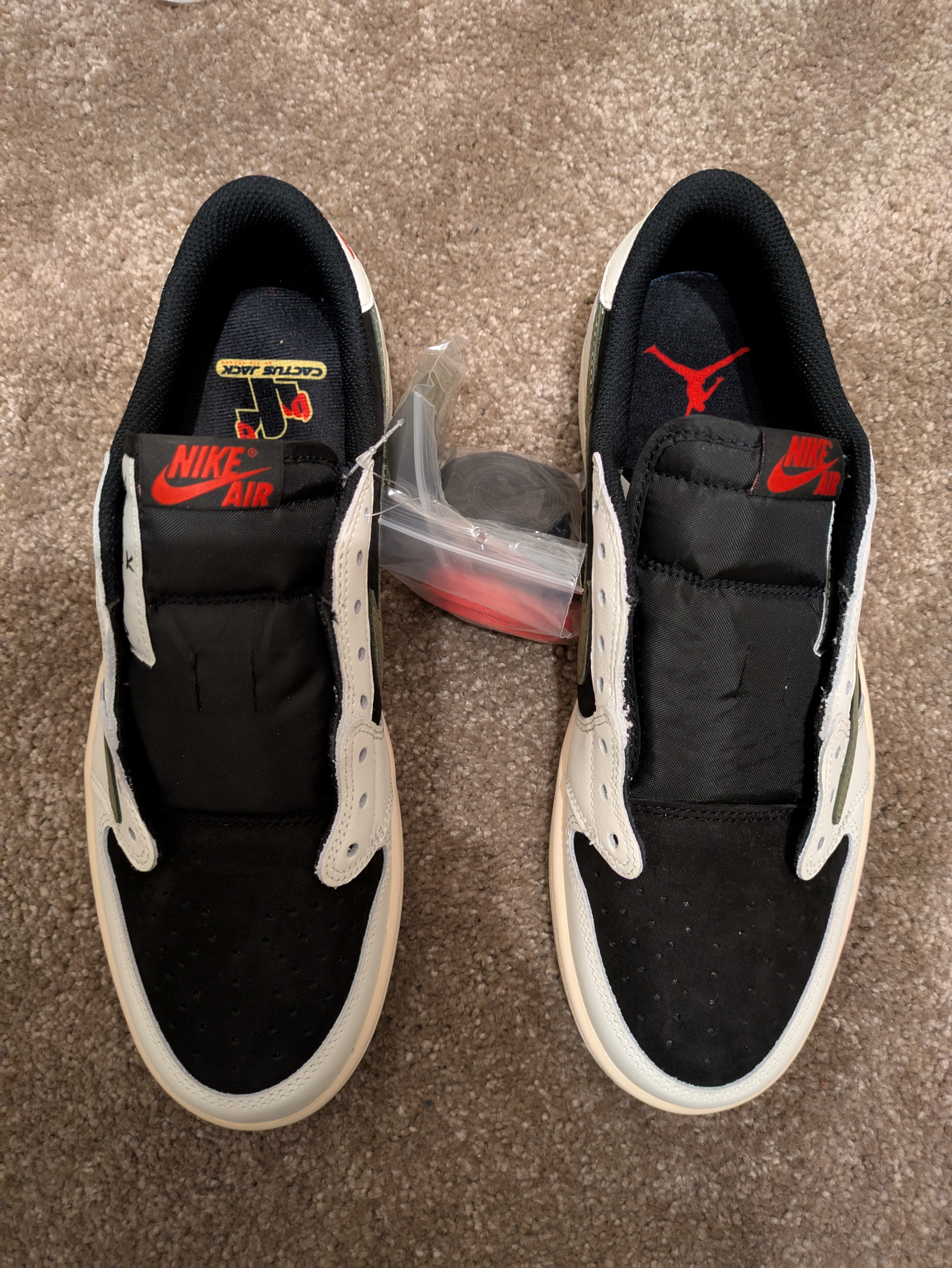 トラヴィススコット × ナイキ ウィメンズ エアジョーダン1 ロー OG "ミディアム オリーブ"