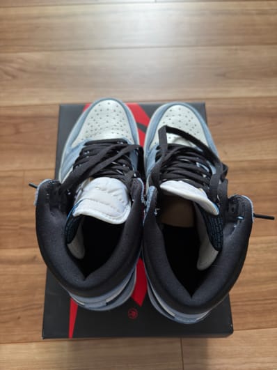 Nike Air Jordan 1 High OG "University Blue"