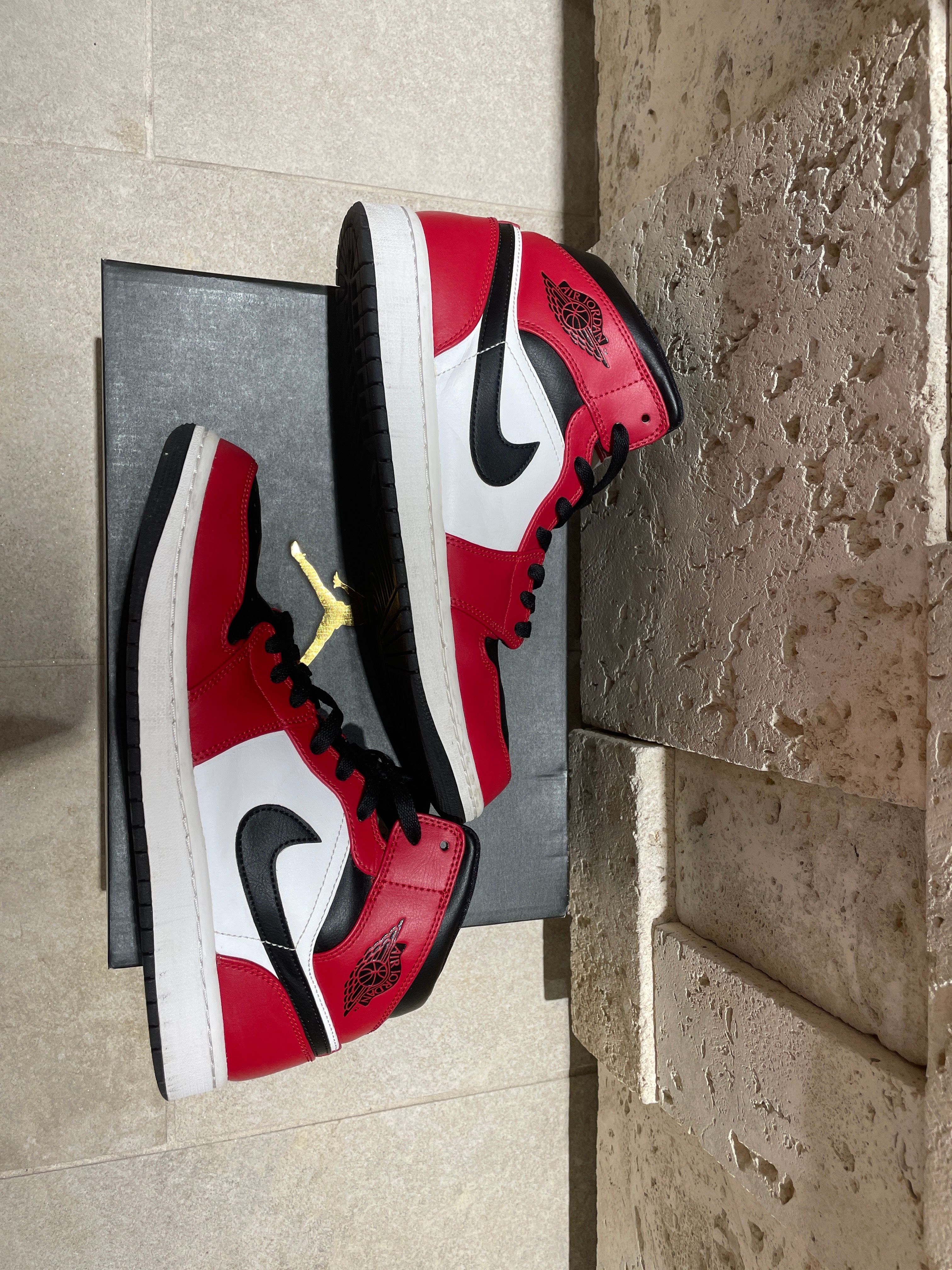 Nike Air Jordan 1 Mid "Chicago Black Toe"