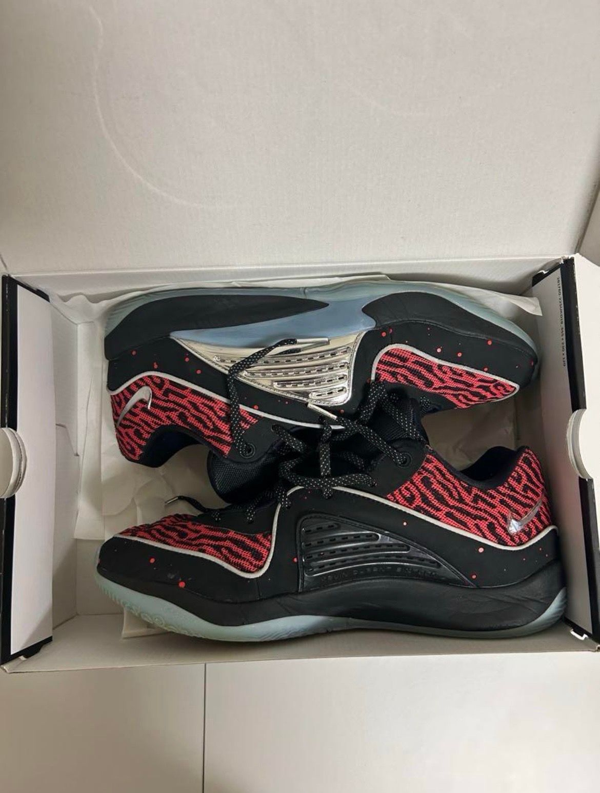 ナイキ KD16 "ブラック/ブライトクリムゾン/サンダーブルー/メタリックシルバー" (DV2917-004/DV2916-004)