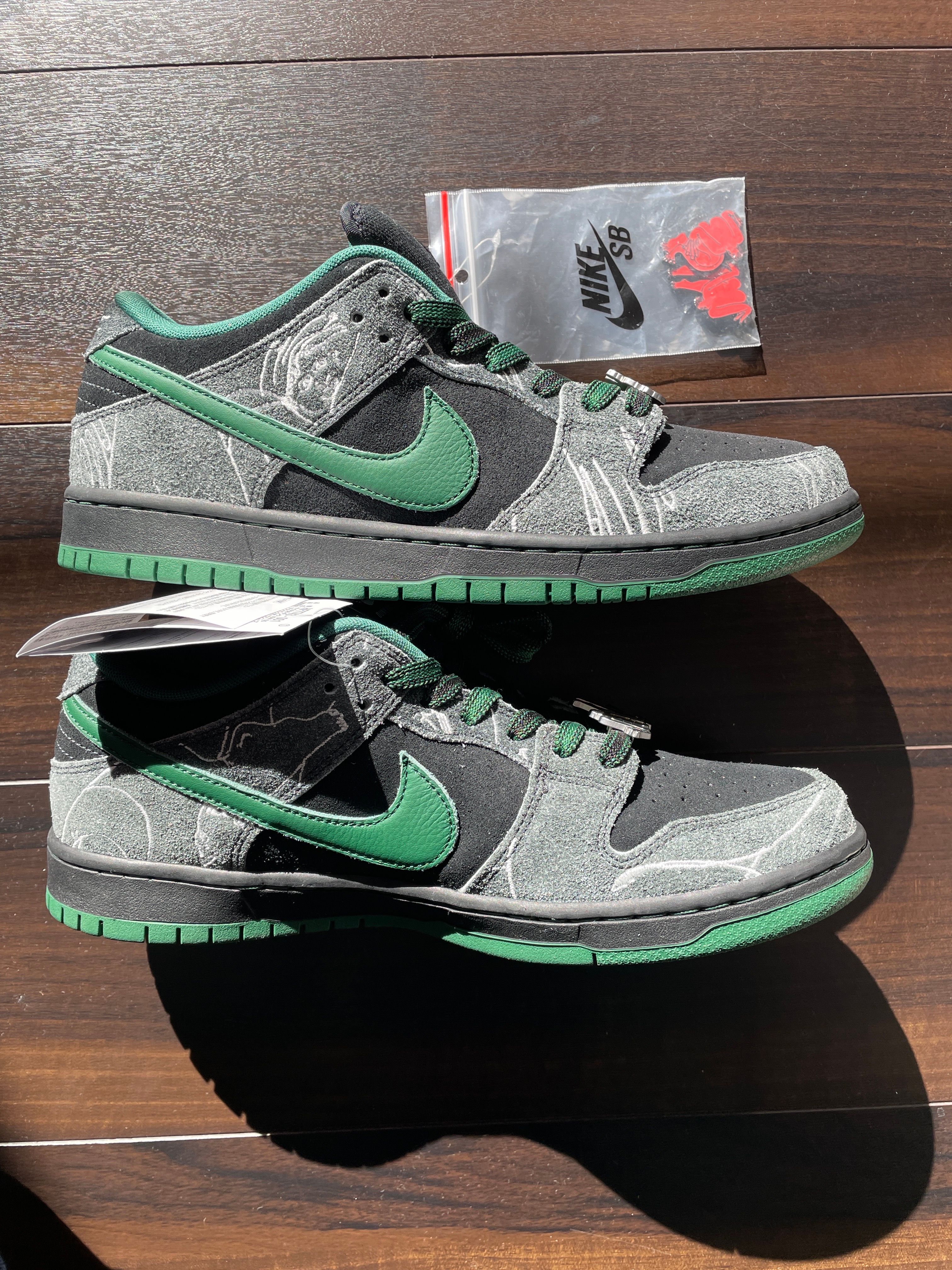 There Skateboards × Nike SB Dunk Low Pro "Anthracite and Gorge Green"