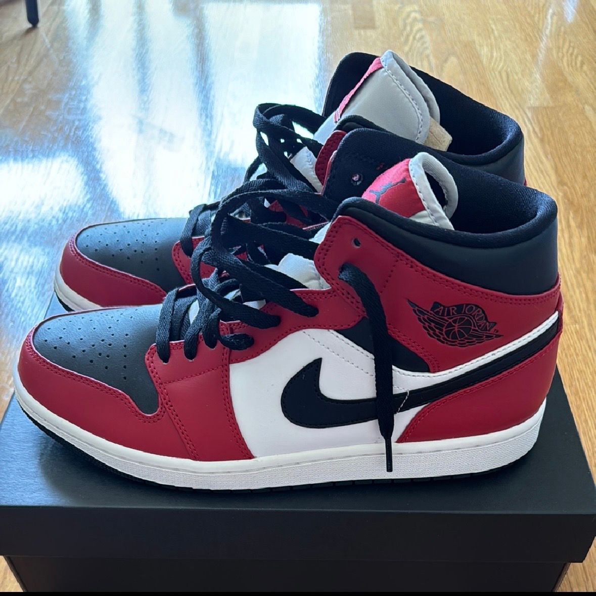 Nike Air Jordan 1 Mid "Chicago Black Toe"