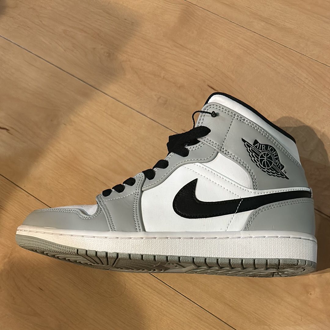 Nike Air Jordan 1 Mid "Light Smoke Grey/White/Black"