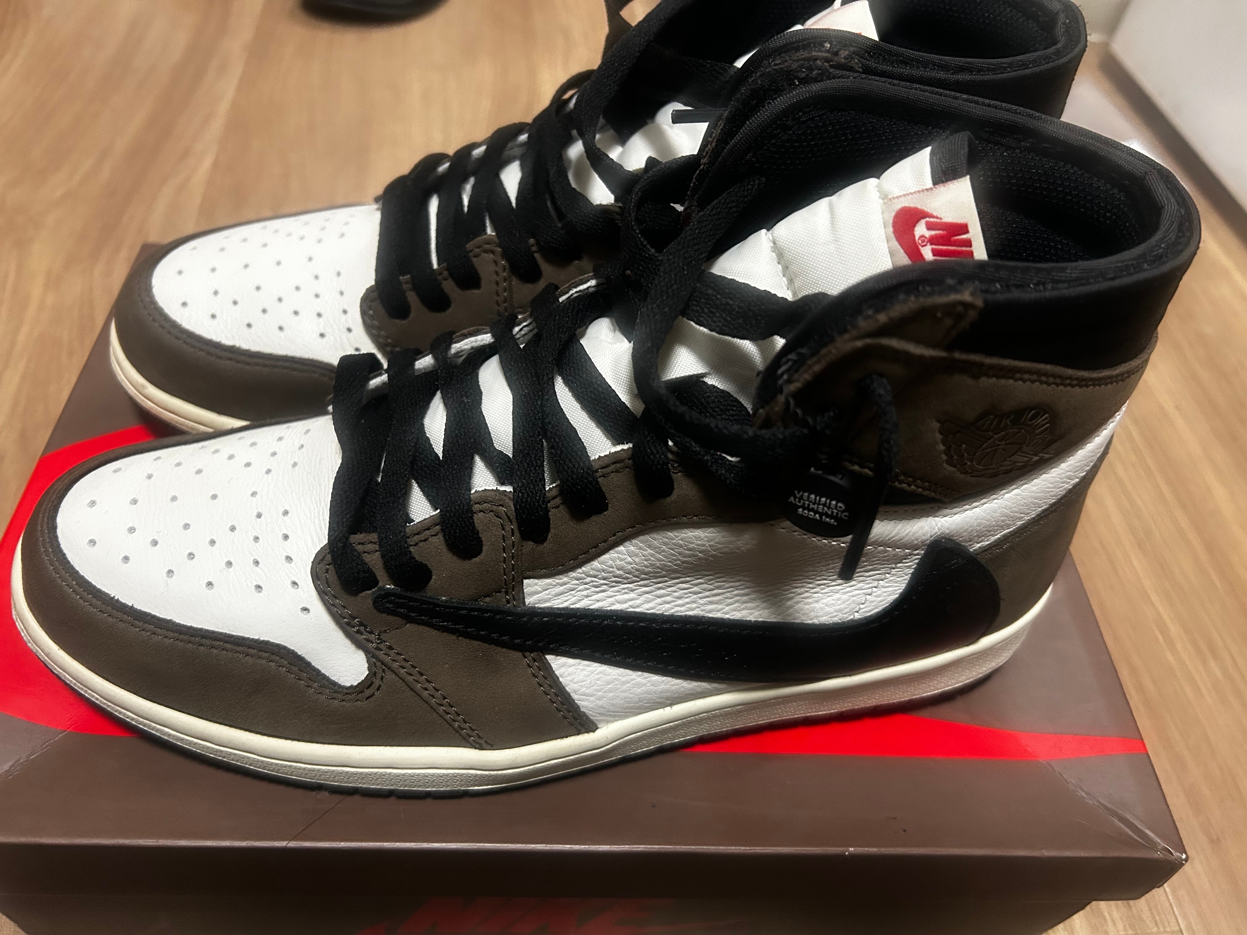 トラヴィススコット × ナイキ エアジョーダン1 レトロ ハイ OG TS SP "セイル/ダークモカ"