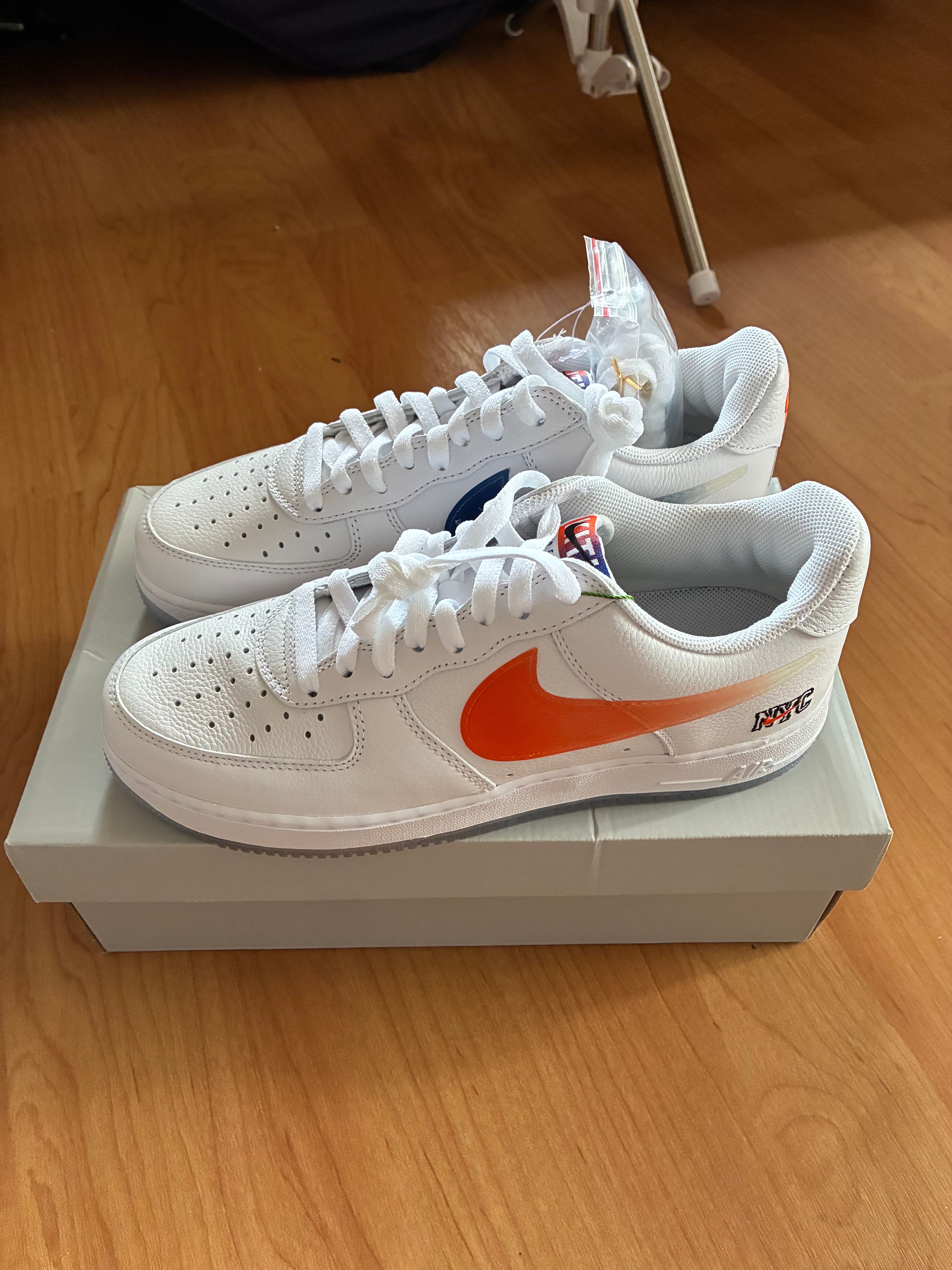 キス × ナイキ エアフォース1 ロー "ホワイト/ラッシュブルー/ホワイト/ブリリアントオレンジ"