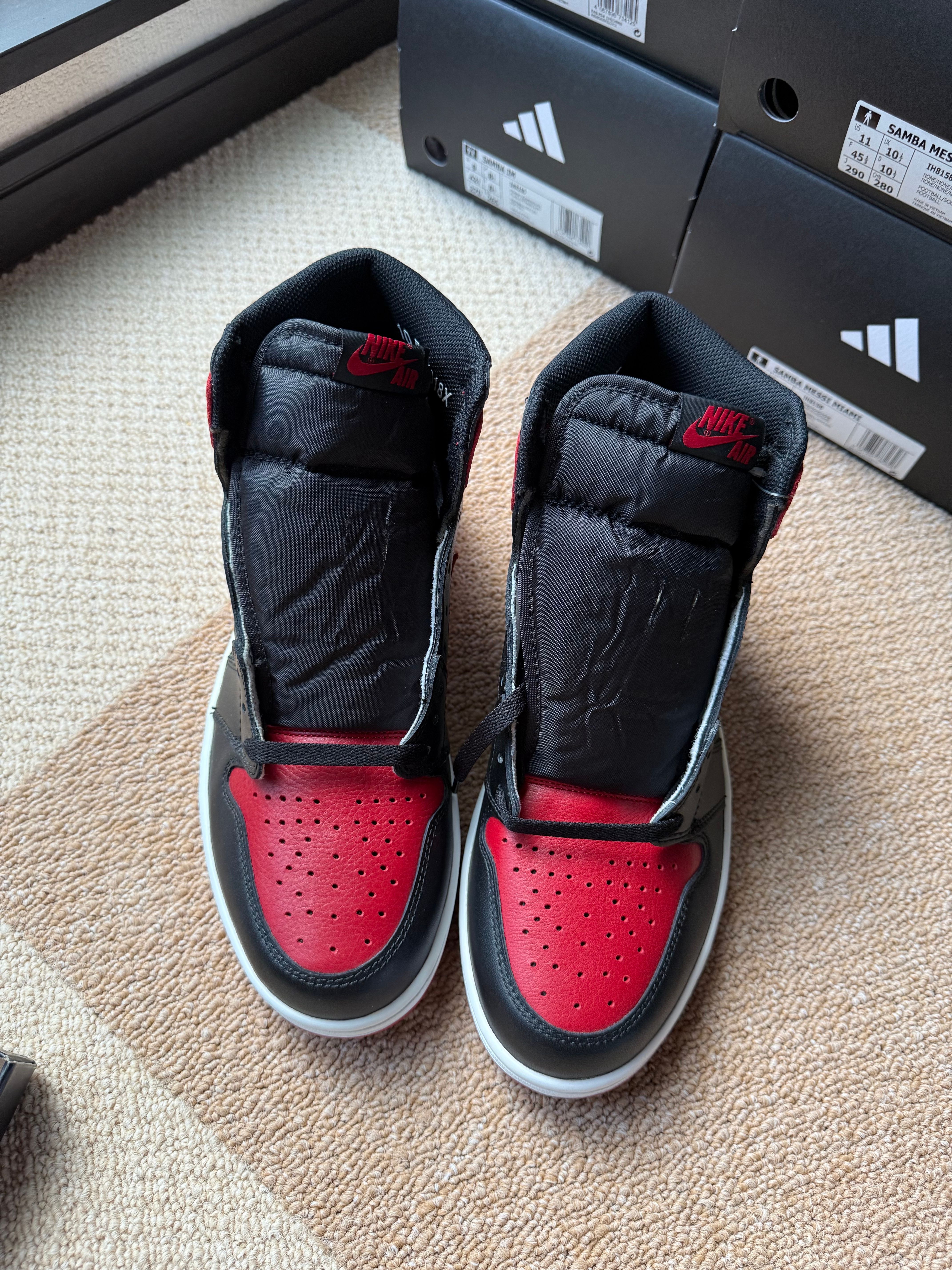 Nike Air Jordan 1 Retro High OG "Bred/Banned" (2016)